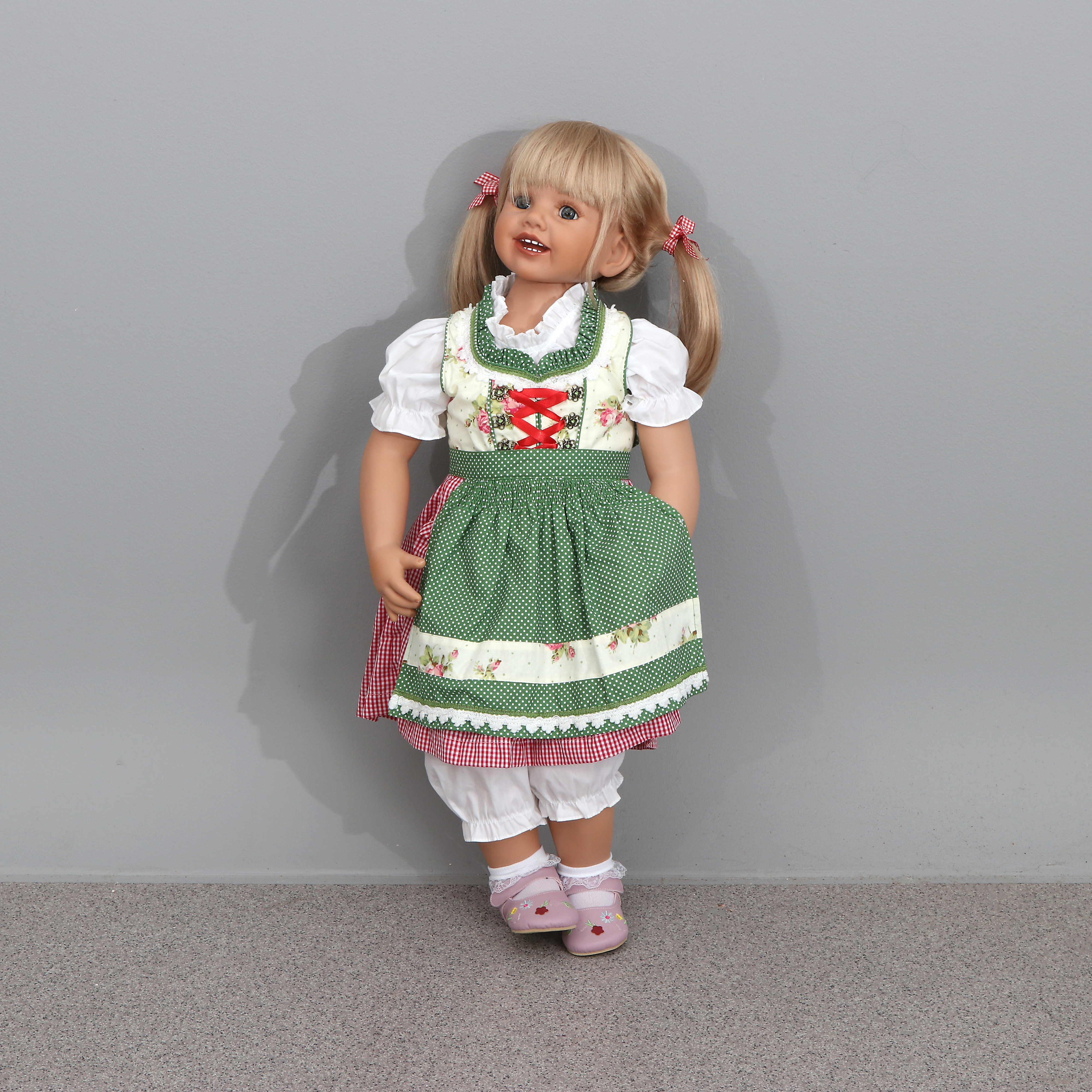 MONIKA PETER LEICHT, DOCKA. "Louisa", vinyl med ledad kropp.