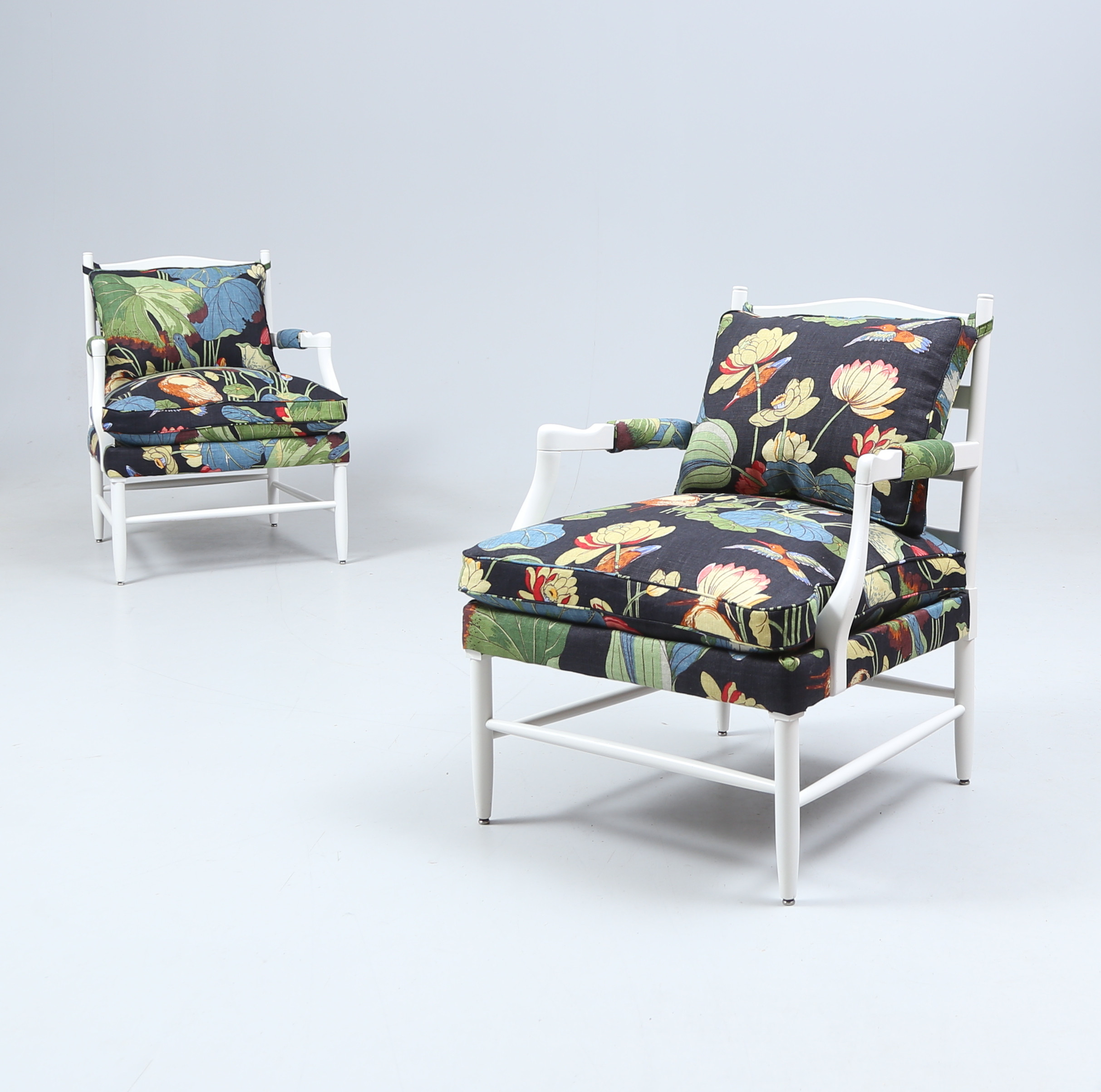 KARMSTOLAR, ett par, gripsholmsmodell, vitlackade, 1900-talets andra hälft.