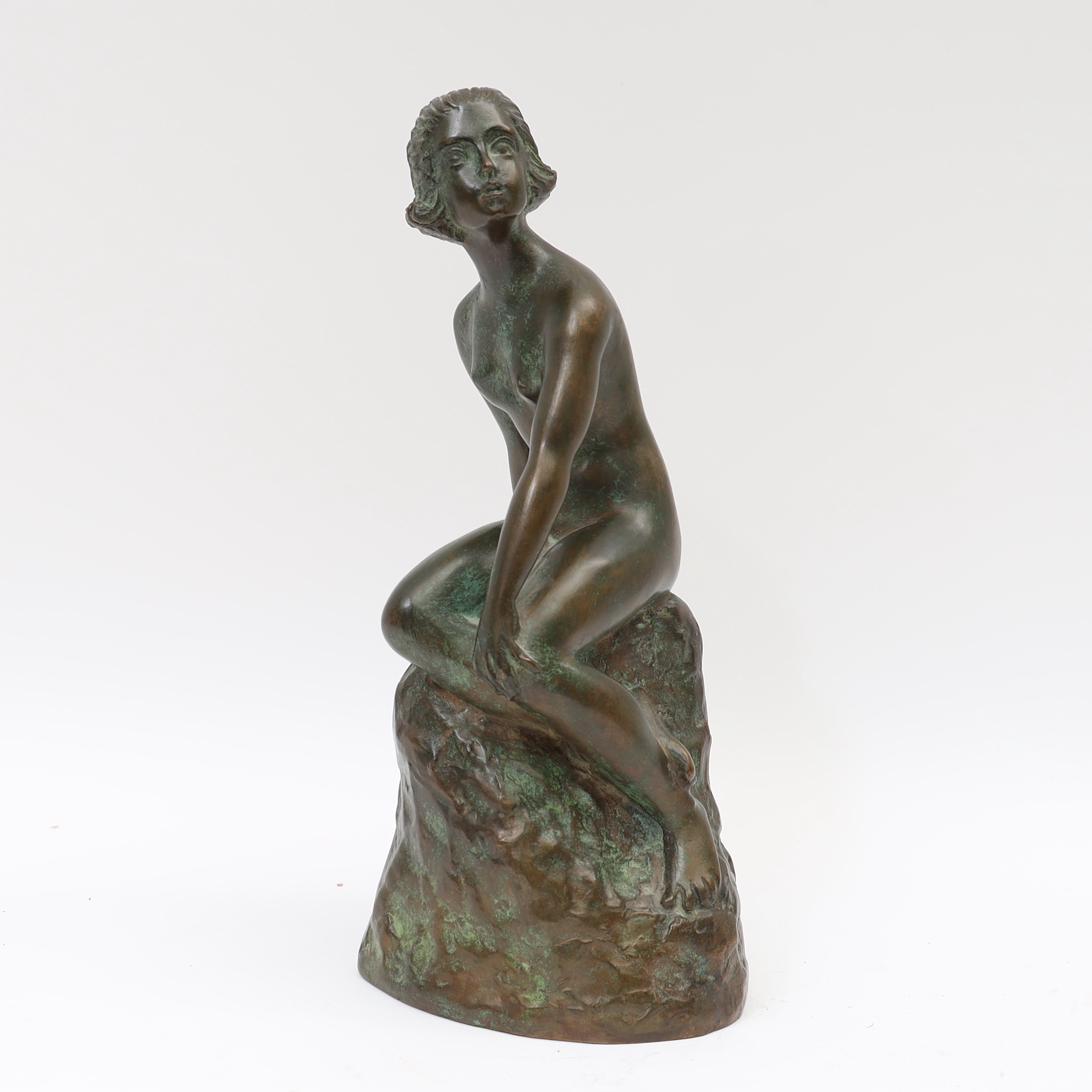 CARIN NILSSON. Skulptur, patinerad brons, kvinna på klippa. Signerad och daterad 1949. Med gjutarstämpel a.Pettersson Fud.