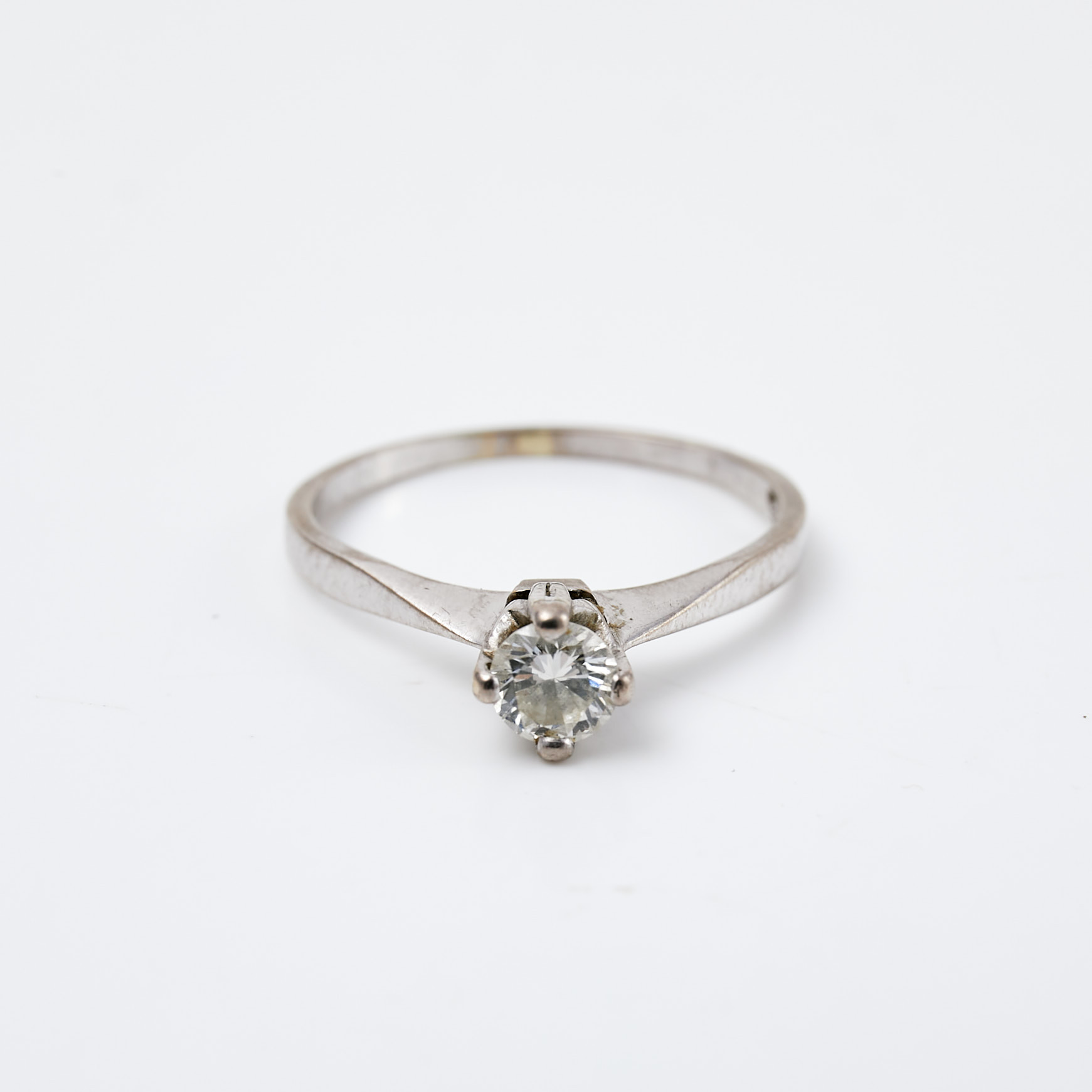 RING, 18 k vitguld, 1 briljantslipad diamant, ca 0,35 ct enligt gravyr, Spectra, svenska kontrollstämplar.