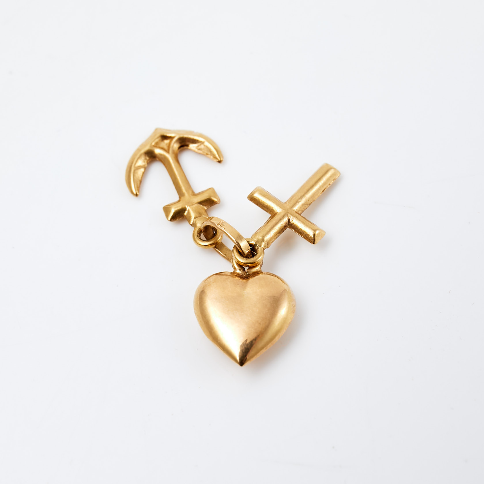 HÄNGE, 18 k guld, i form av tro hopp och kärlek, svensk importstämpel.