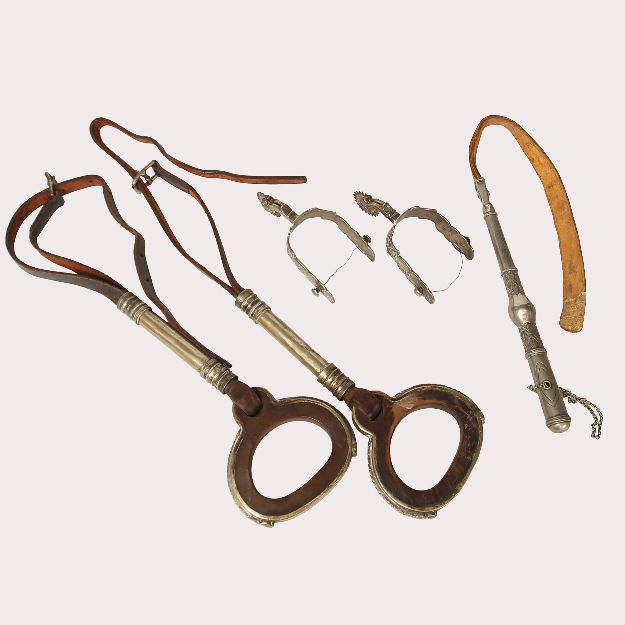 BROQUA & SCHOLBERG ROSARIO, SPORRAR, och PISKA, samt omärkta STIGBYGLAR. 5 delar. Vitmetall, 1900-talets andra fjärdedel.