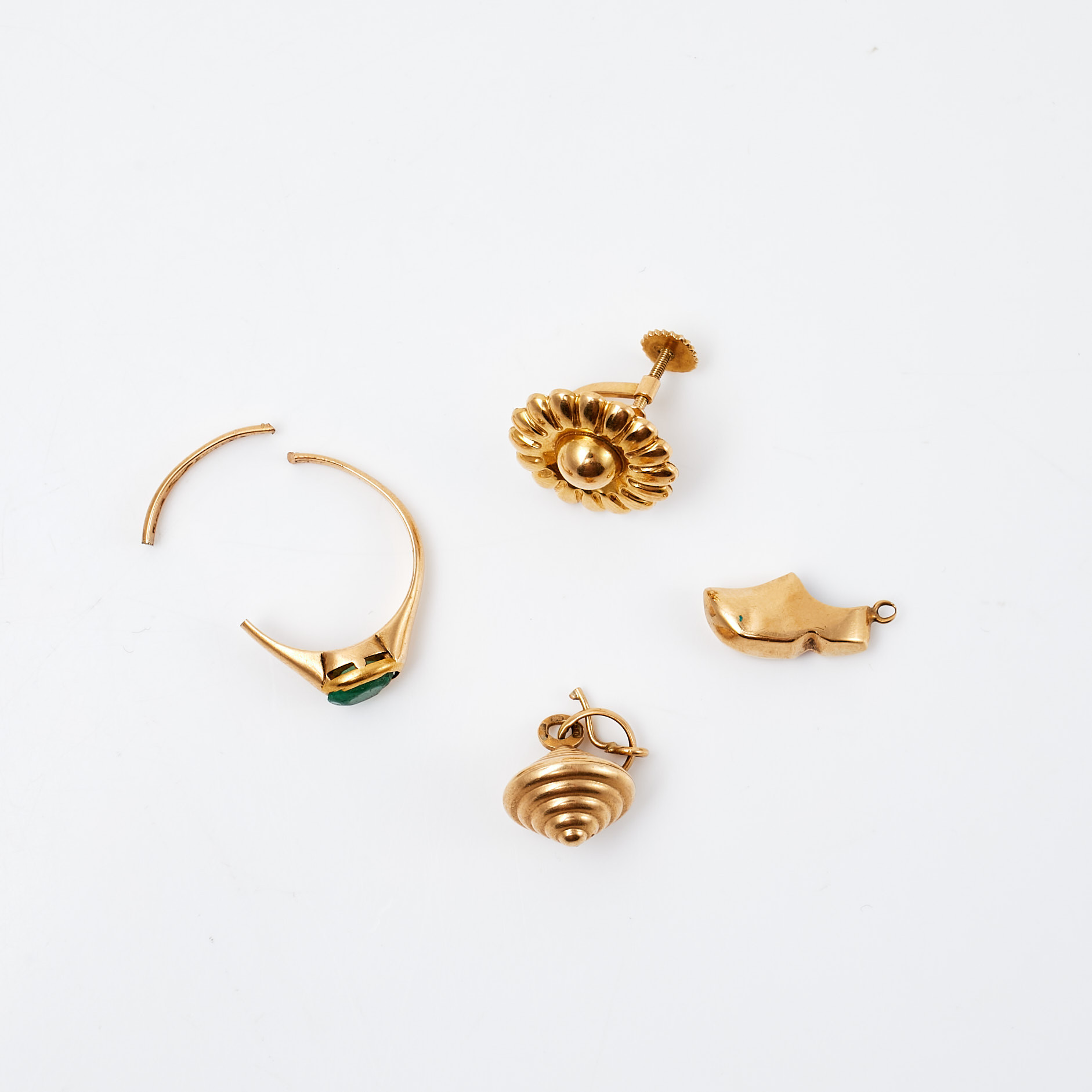 RING, BERLOCK, ÖRHÄNGEN, 2 st, 18 k guld, ring med dekor av smaragd.