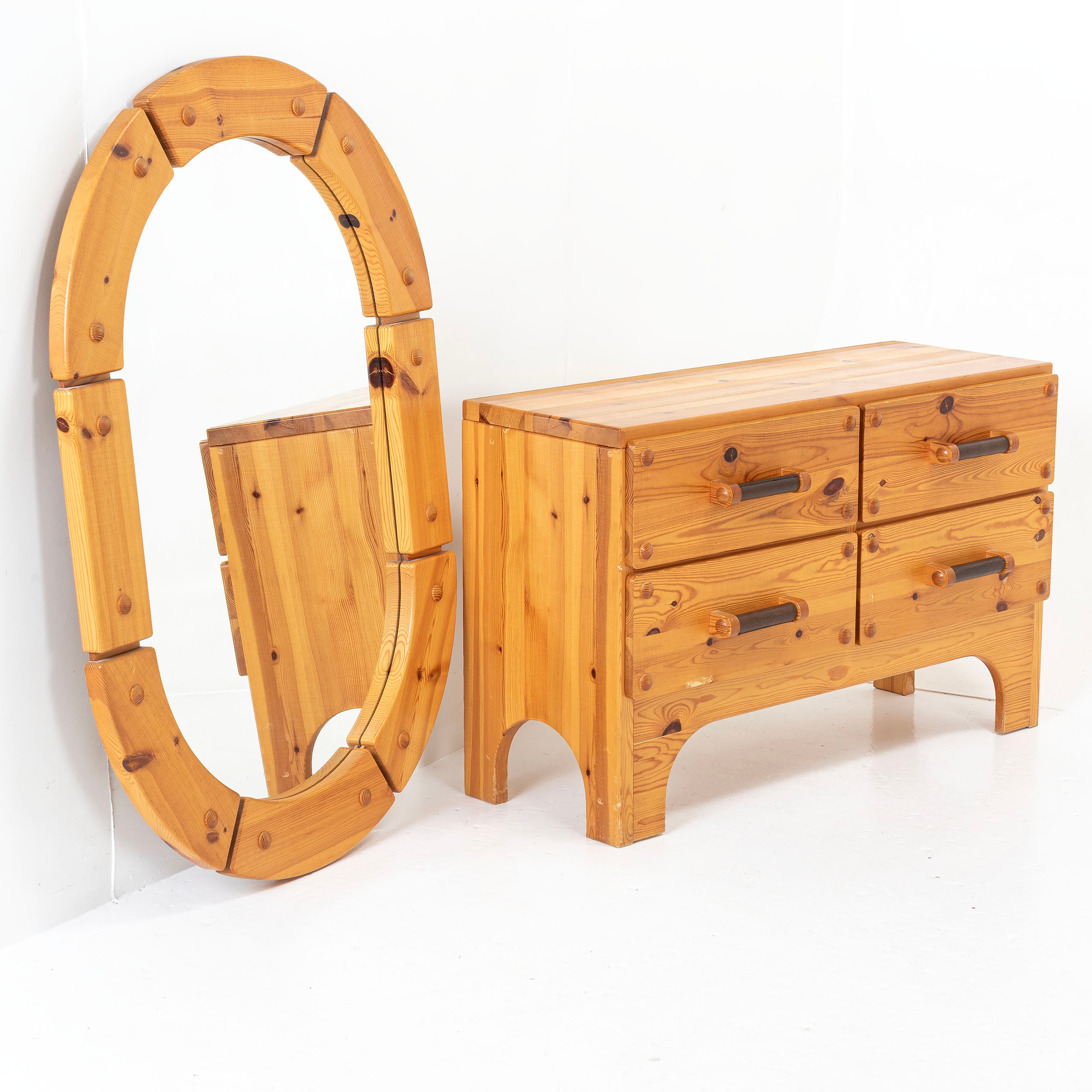 BYRÅ MED SPEGEL, furu, Fröseke, 1900-talets senare del.