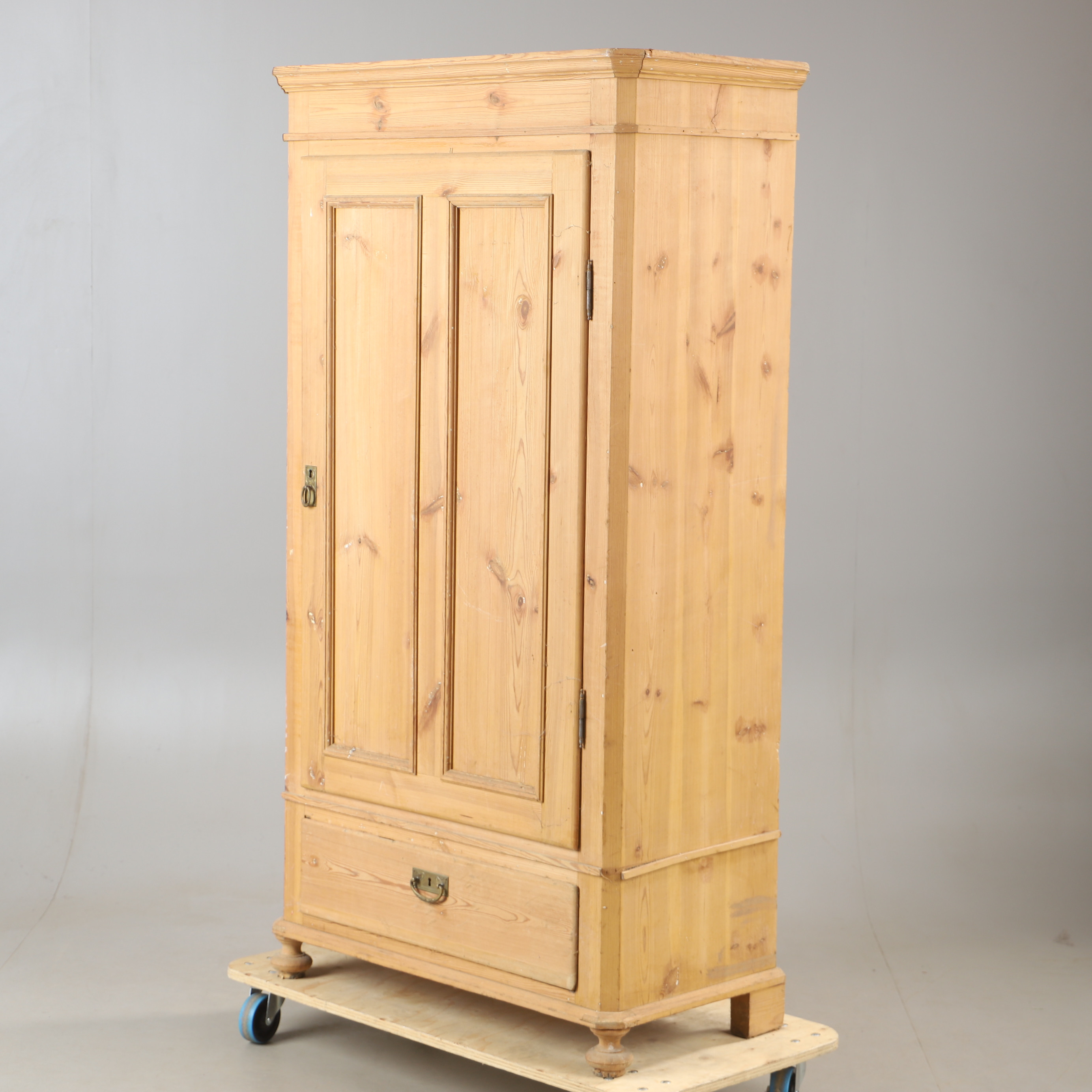 DRÄNGASKÅP, furu, 1900-talets första hälft.