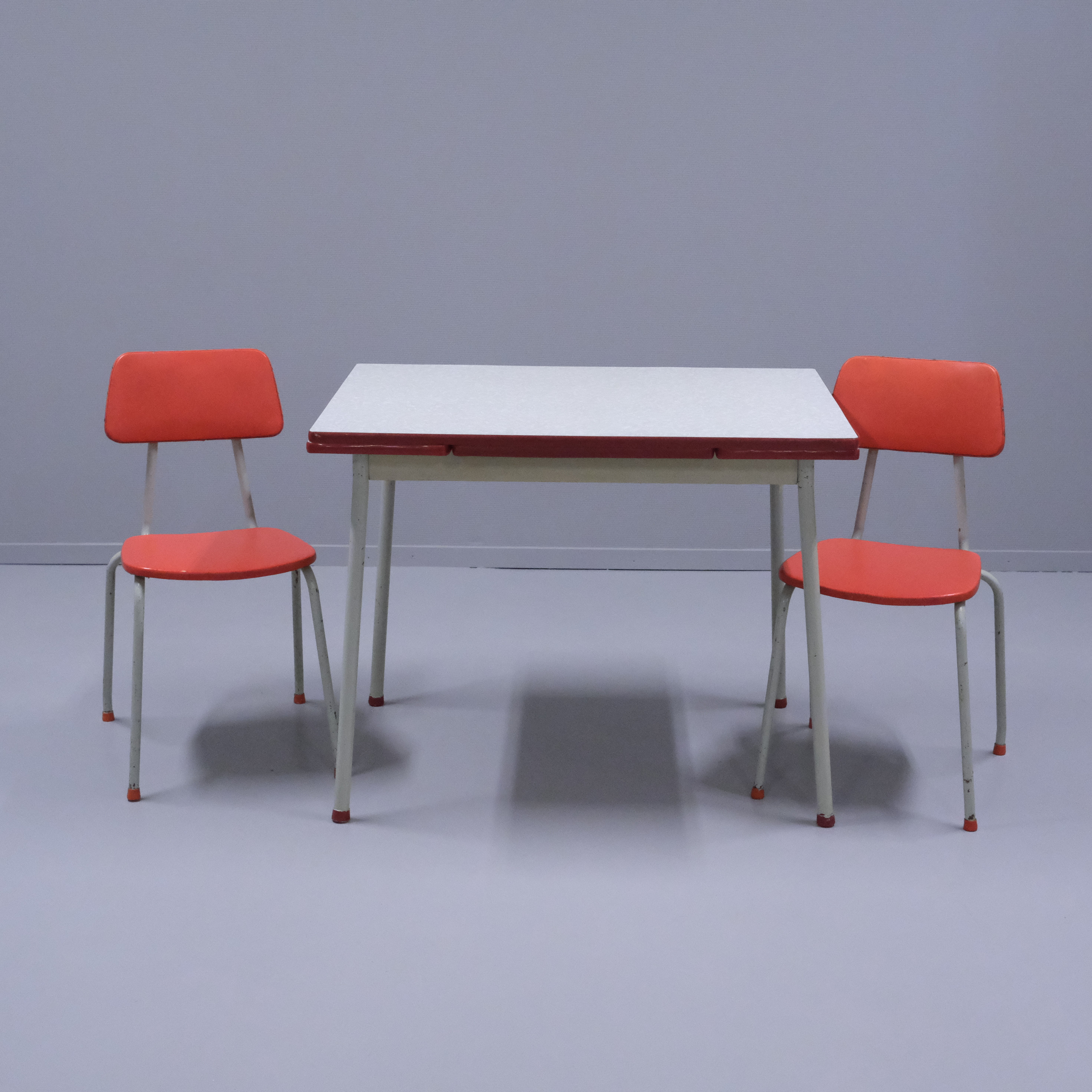 BORD MED PERSTORPS LAMINATSKIVA SAMT TVÅ STOLAR, IKEA 1960-TAL.