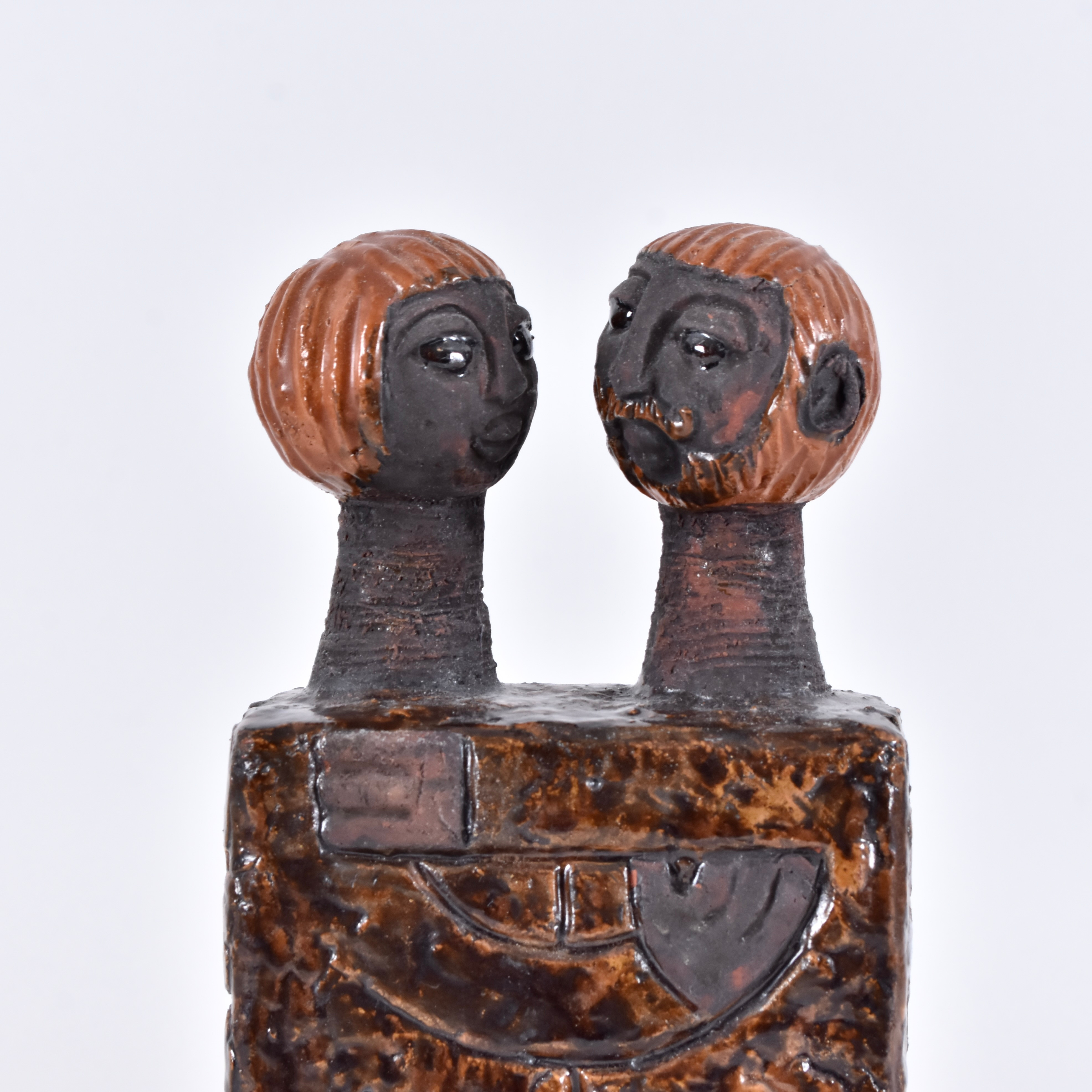LARS BERGSTEN. skulptur, chamotterad och delvis glaserad terrakotta, stående par.