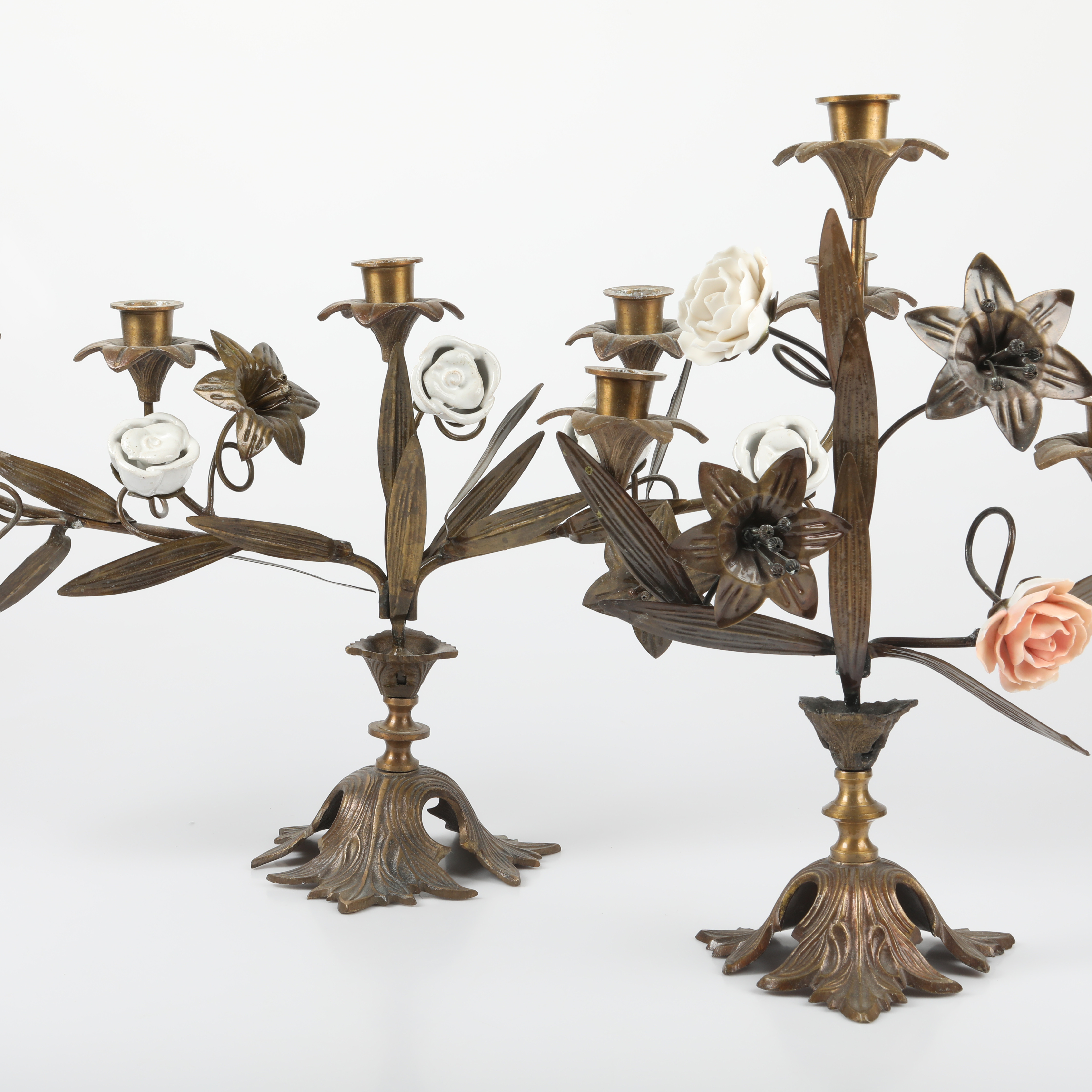 LJUSSTAKAR, 2 stycken, mässing med porslinsblommor, Frankrike.