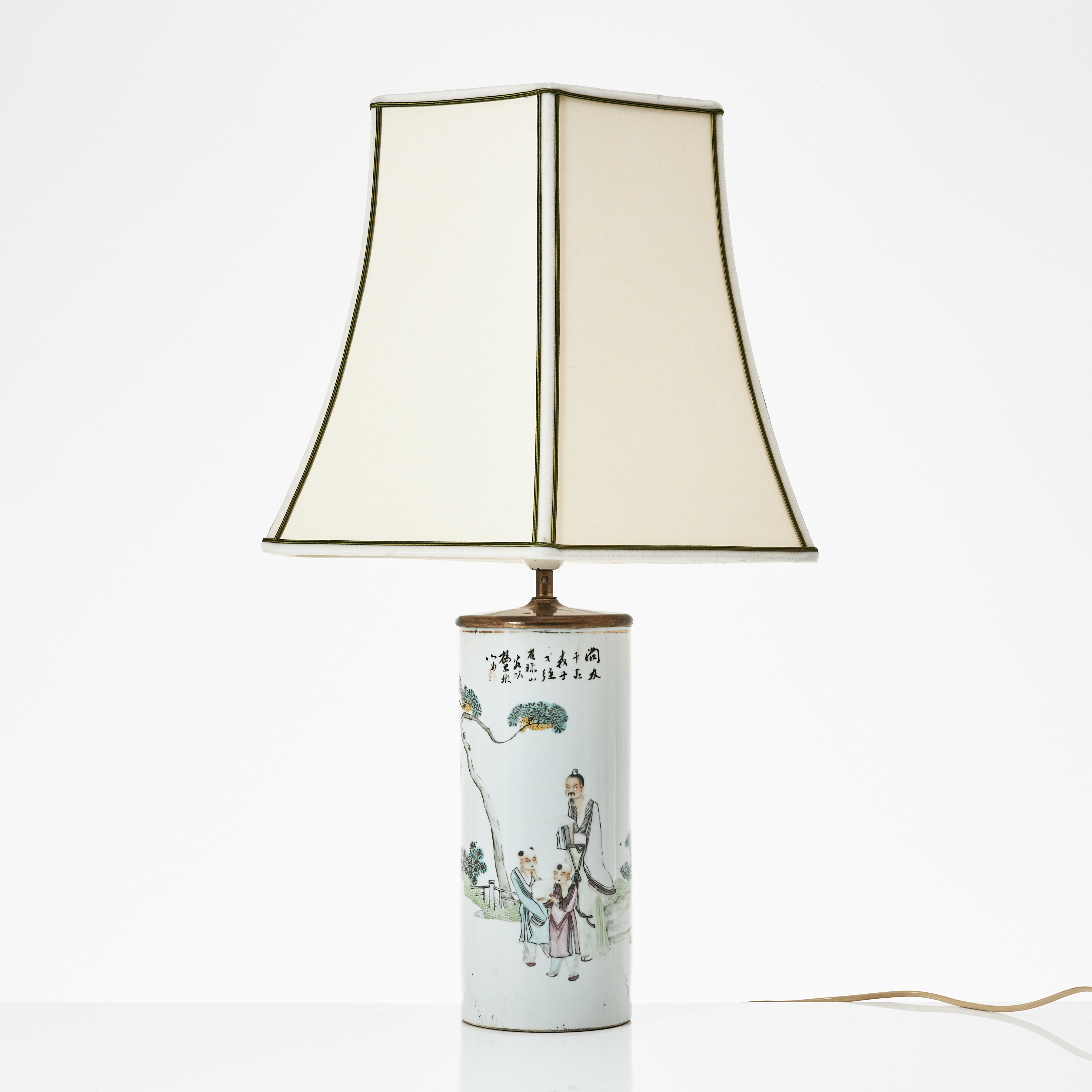 BORDSLAMPA, porslin, Kina, 1900-talets första hälft, polykrom dekor, scen med människor, etikett från Indiska.