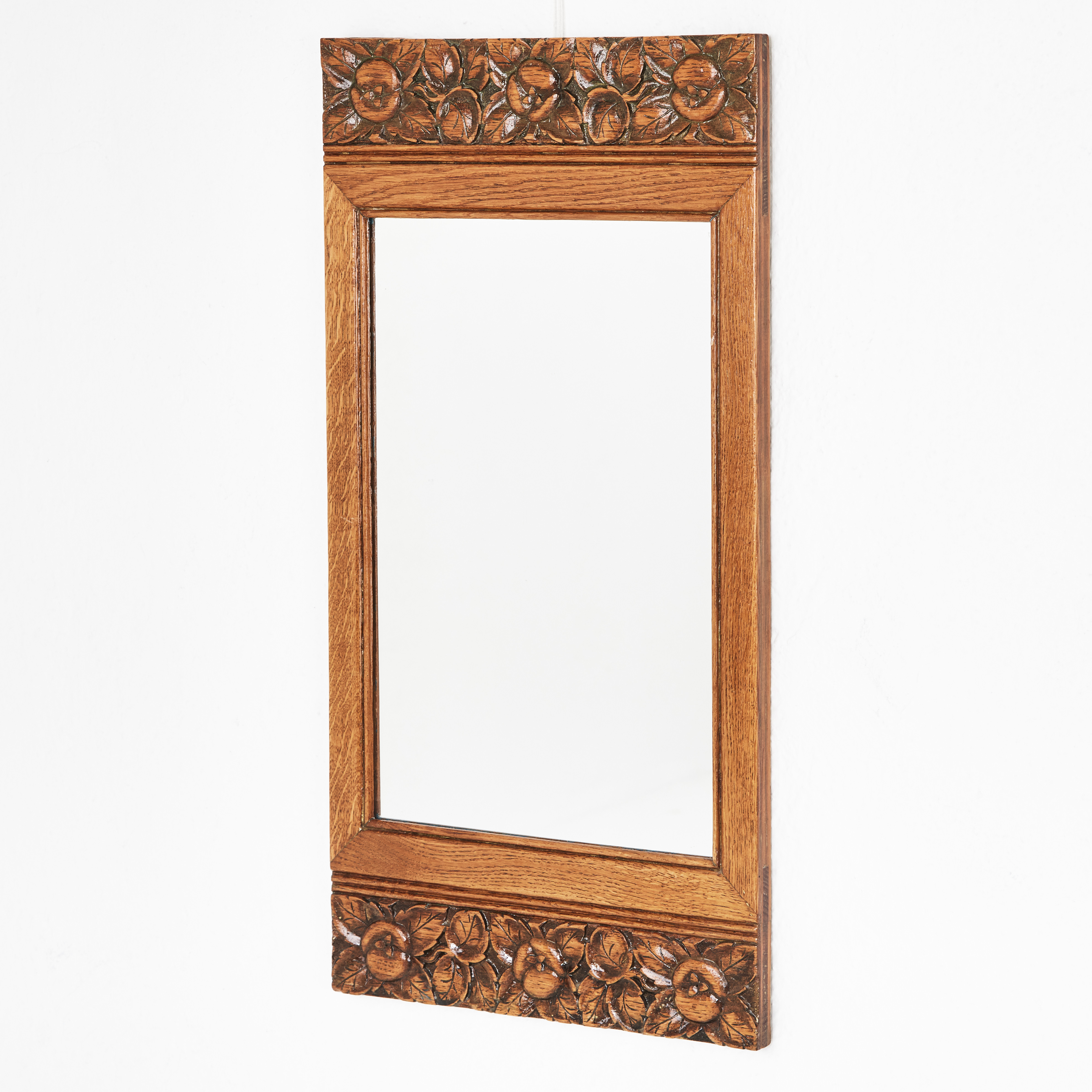 SPEGEL, 1900-talets början, jugend, ek, skuren dekor av äpplen.