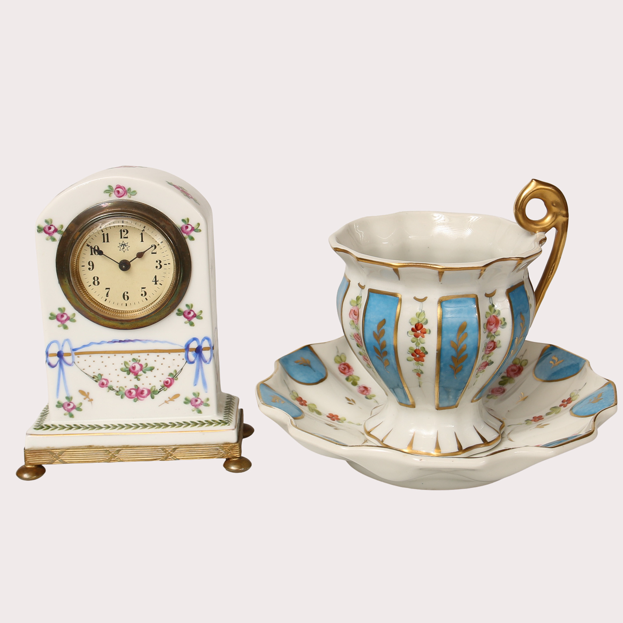 STOR KOPP MED FAT, porslin, blomstermotiv, förgyllning, märkt Mansard Paris, samt BORDSUR. 2 delar, 1900-talets första fjärdedel.