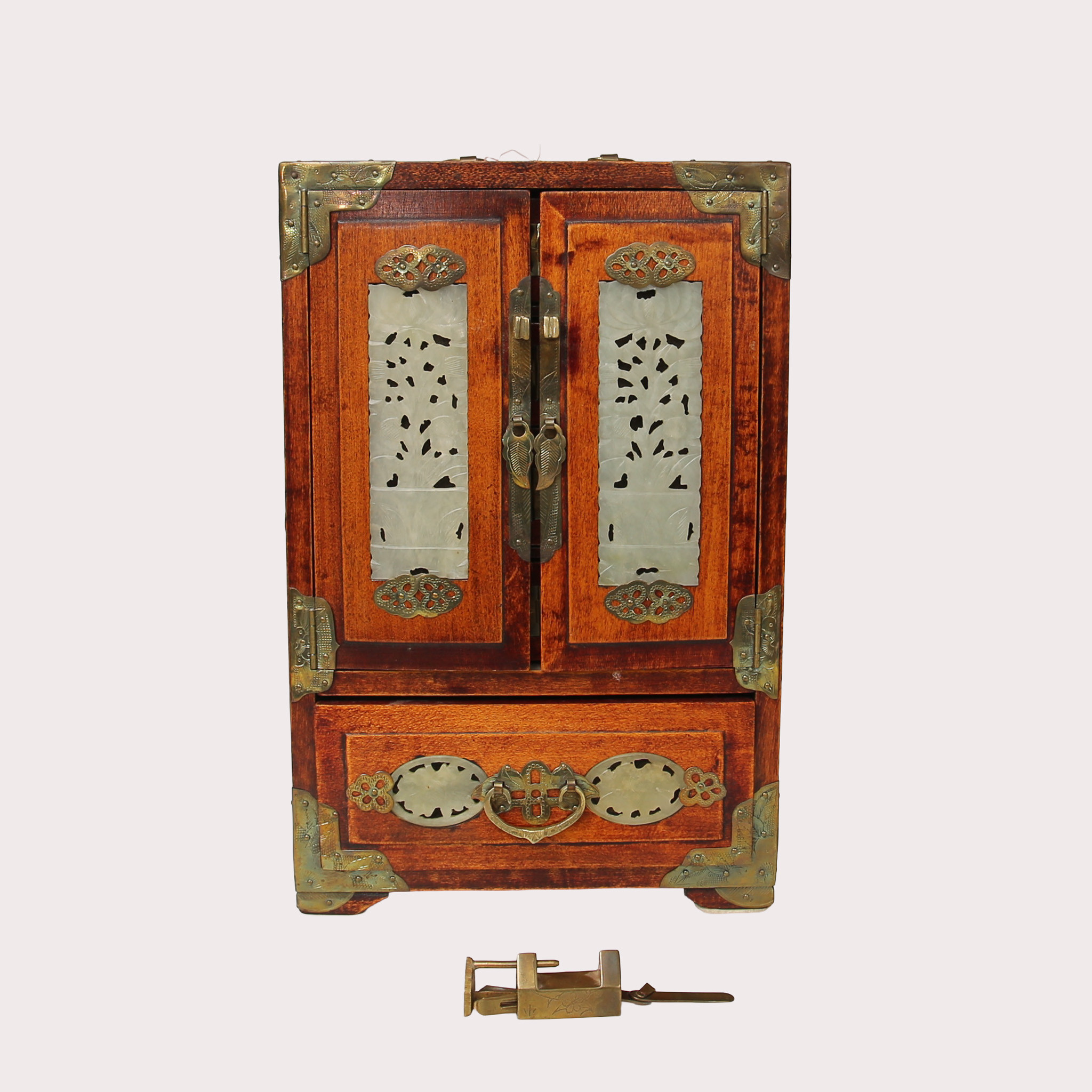 SMYCKESKRIN, trä, mässing, genombrutna paneler av jade. Kina, Folkrepublik (1949-).