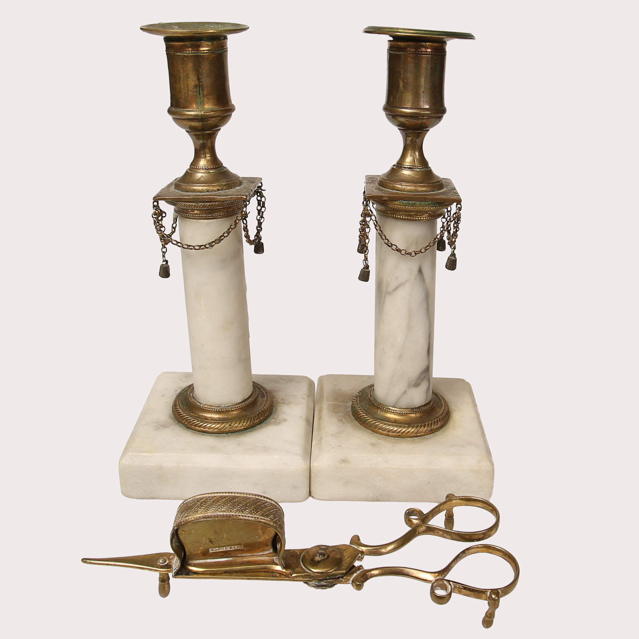 KOLONN LJUSSTAKAR, mässingspipor, beslag och kedjor, marmorskaft och bas, mm. 1800-talets förra hälft. Ljussax i mässing samt skrin i trä.