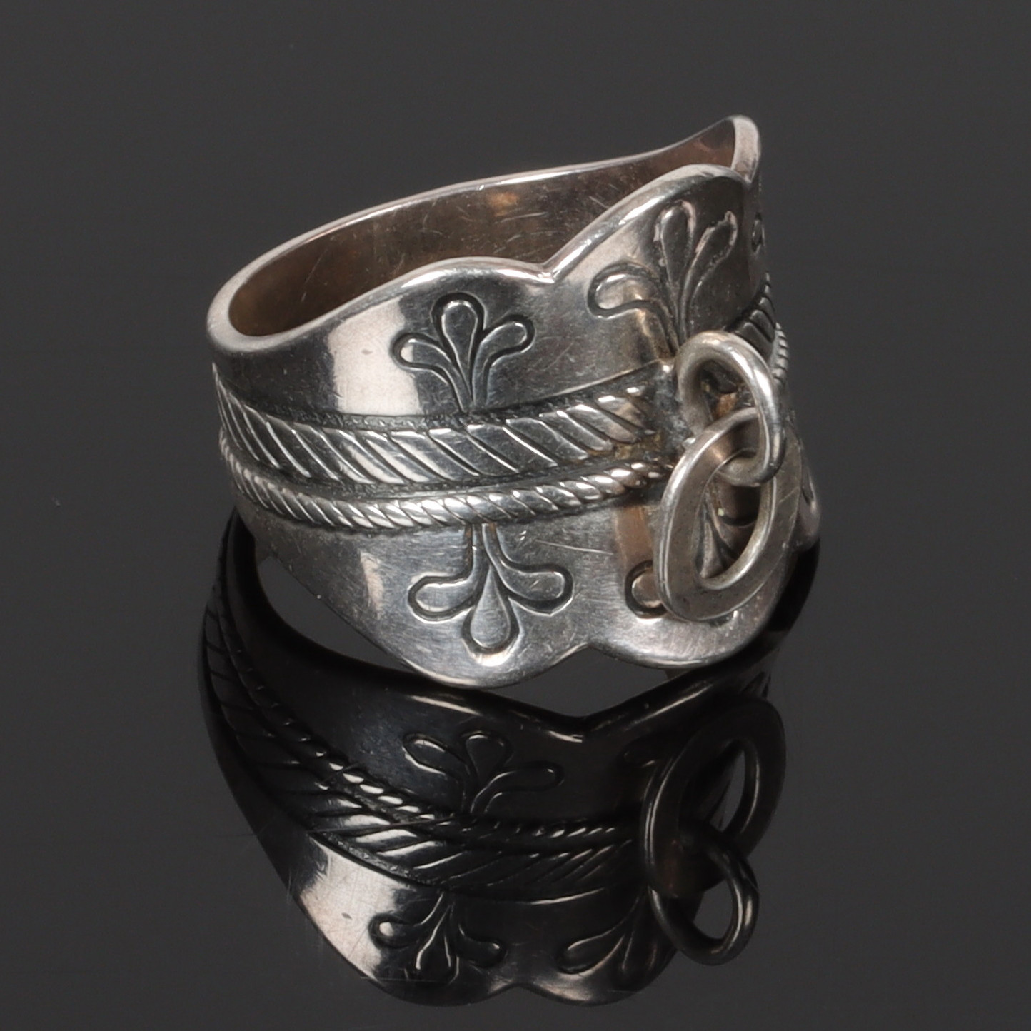 (6C21) RING, Sterling silver, Kalevala Koru OY, Finland. 1986.