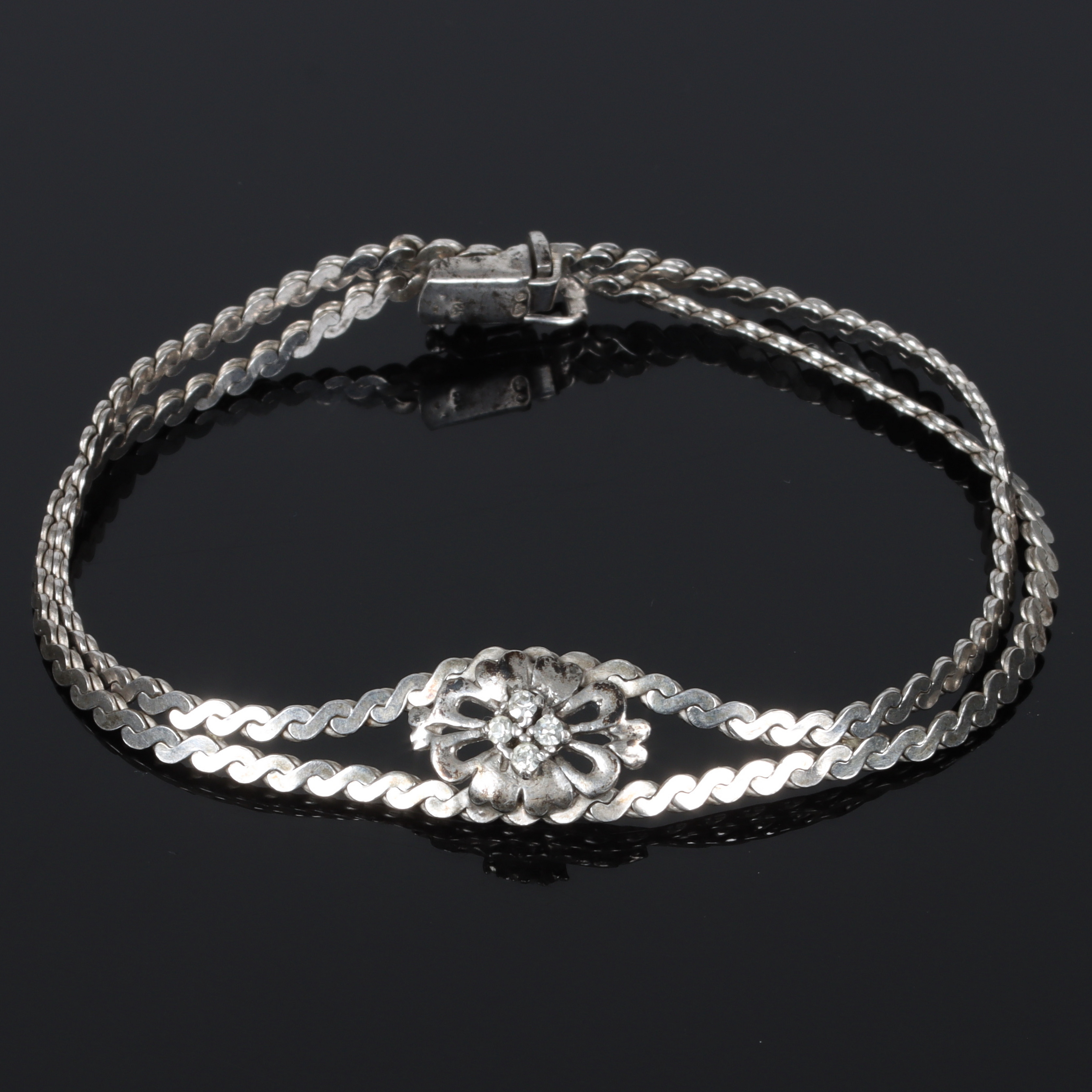 (6C23) ARMBAND, Sterling silver, med 4 vita stenar, 1900-tal.