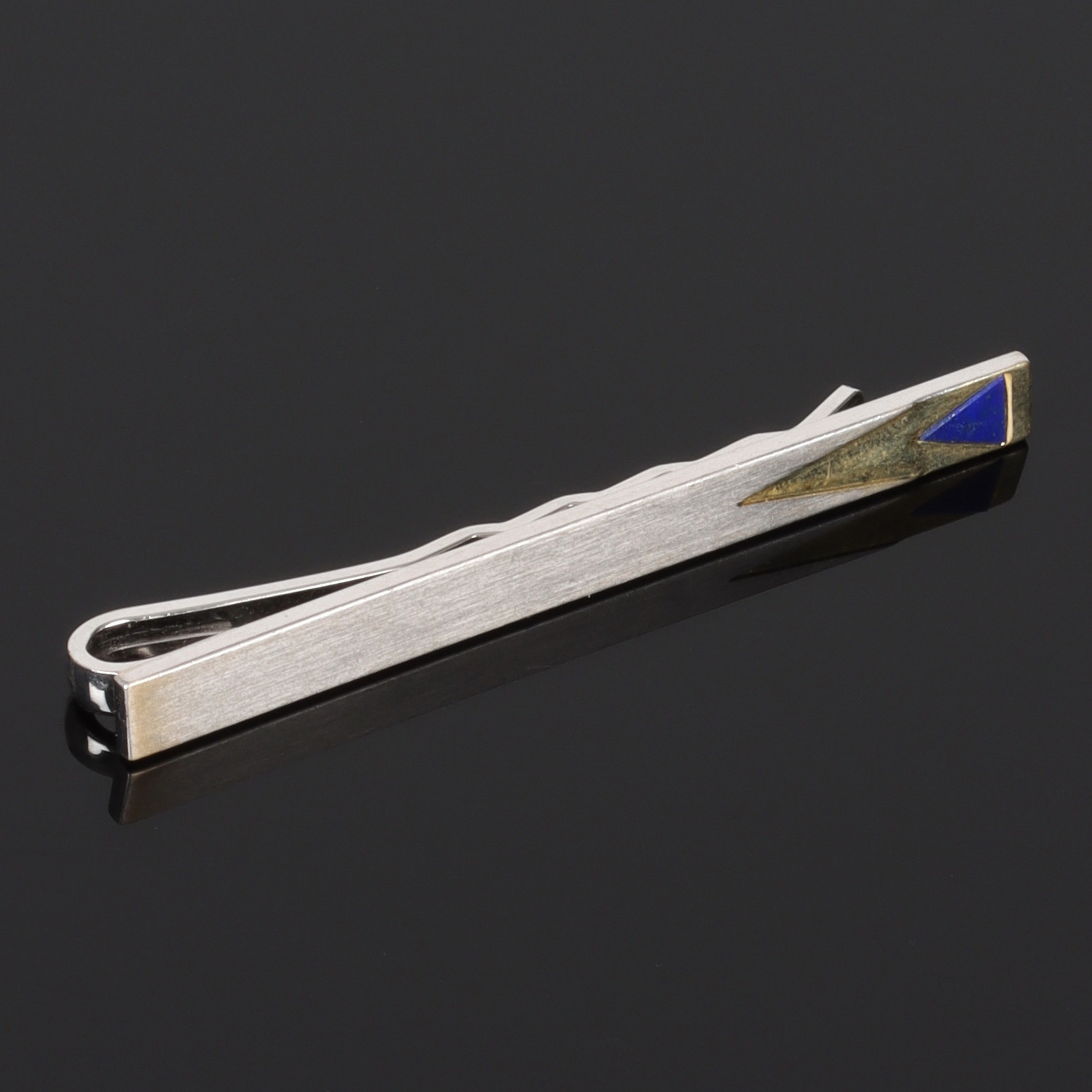 (6C24) SLIPPSHÅLLARE, delvis förgyllt Sterling silver, med blå sten.