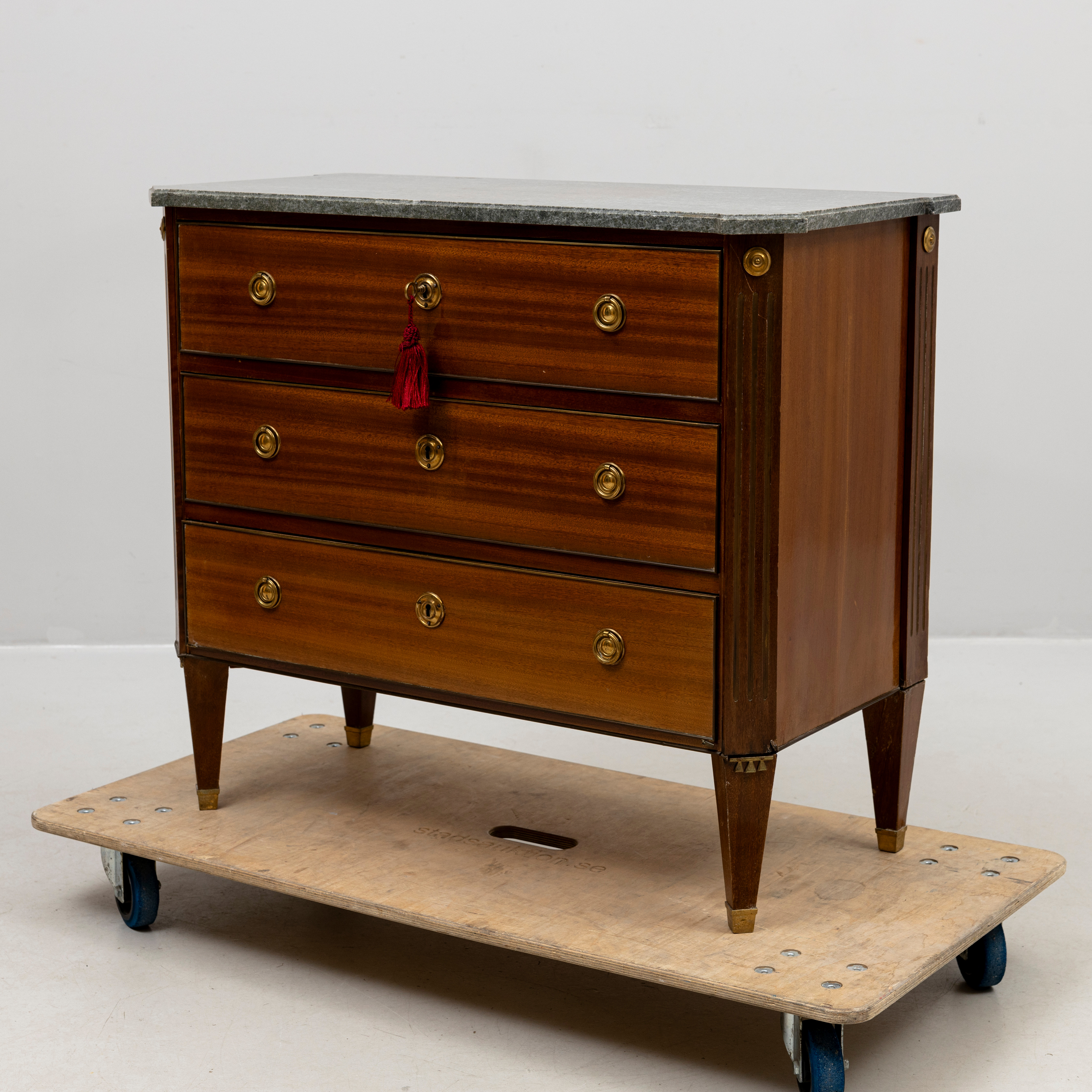 BYRÅ med stenskiva, sengustaviansk stil, 1900-tal.