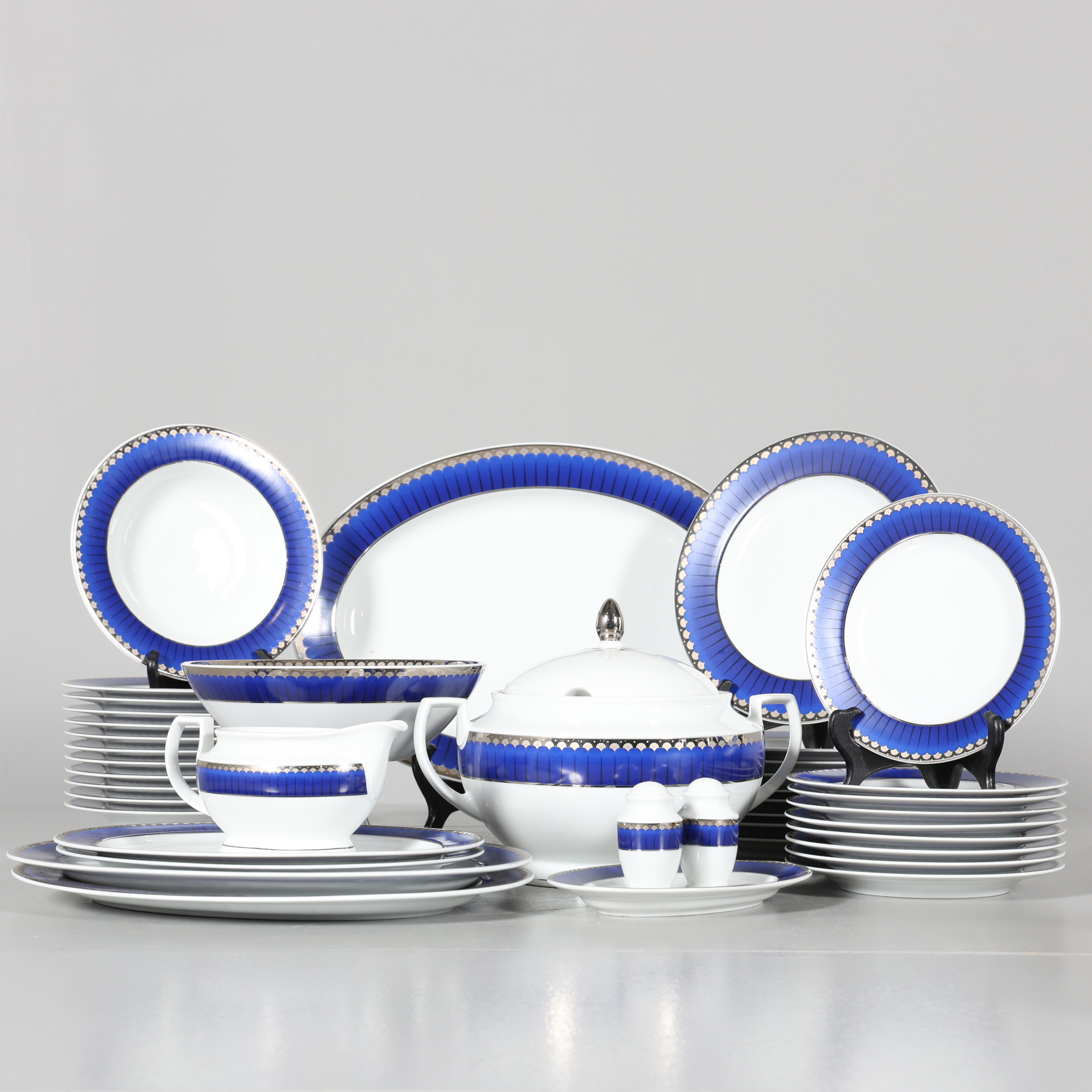 SIGVARD BERNADOTTE. MATSERVIS, 41 delar, porslin, "Marianne Royal Blue", Fyrklövern/Christeholm.