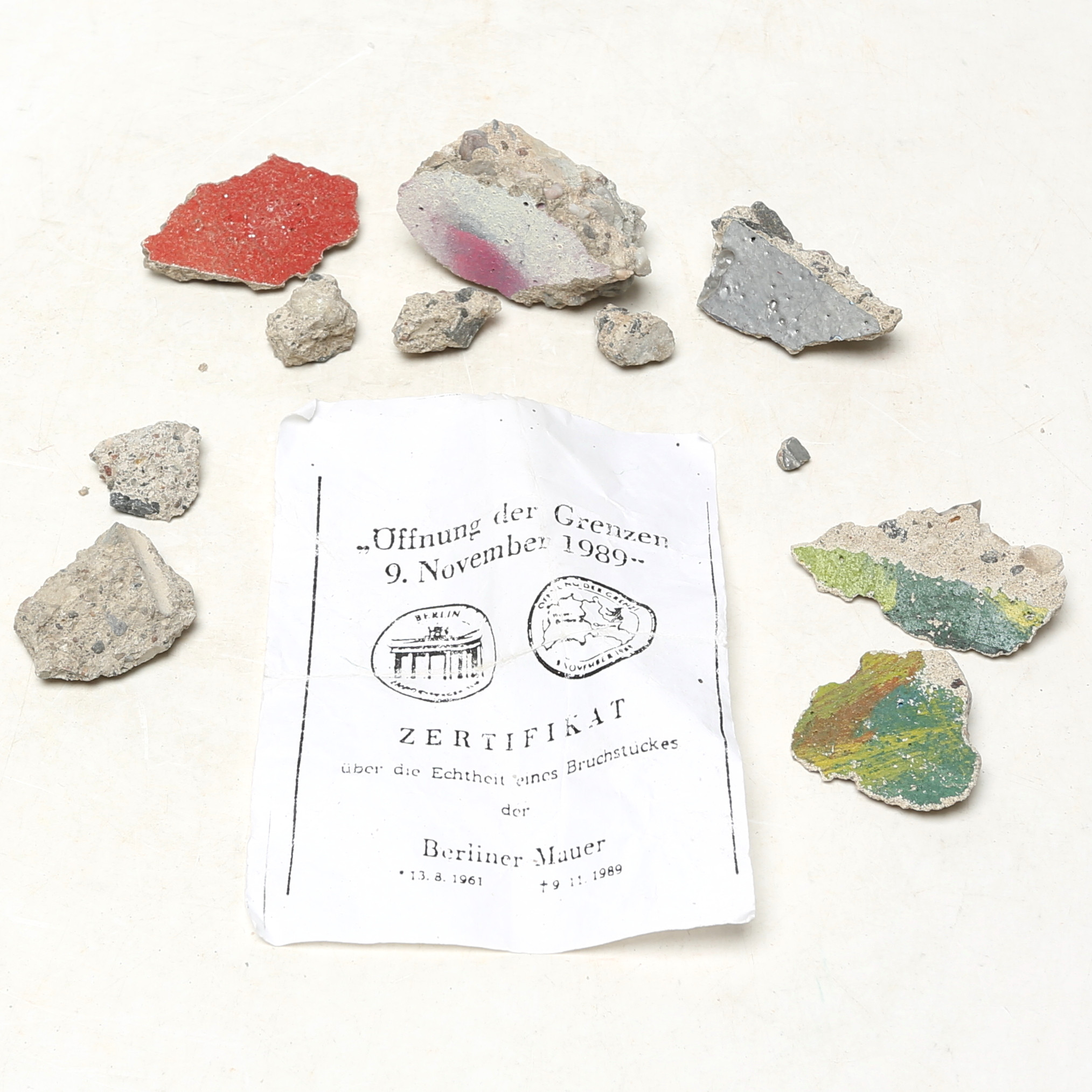 FRAGMENT av Berlinmuren, med "äkthetslapp" sent 1980-tal.