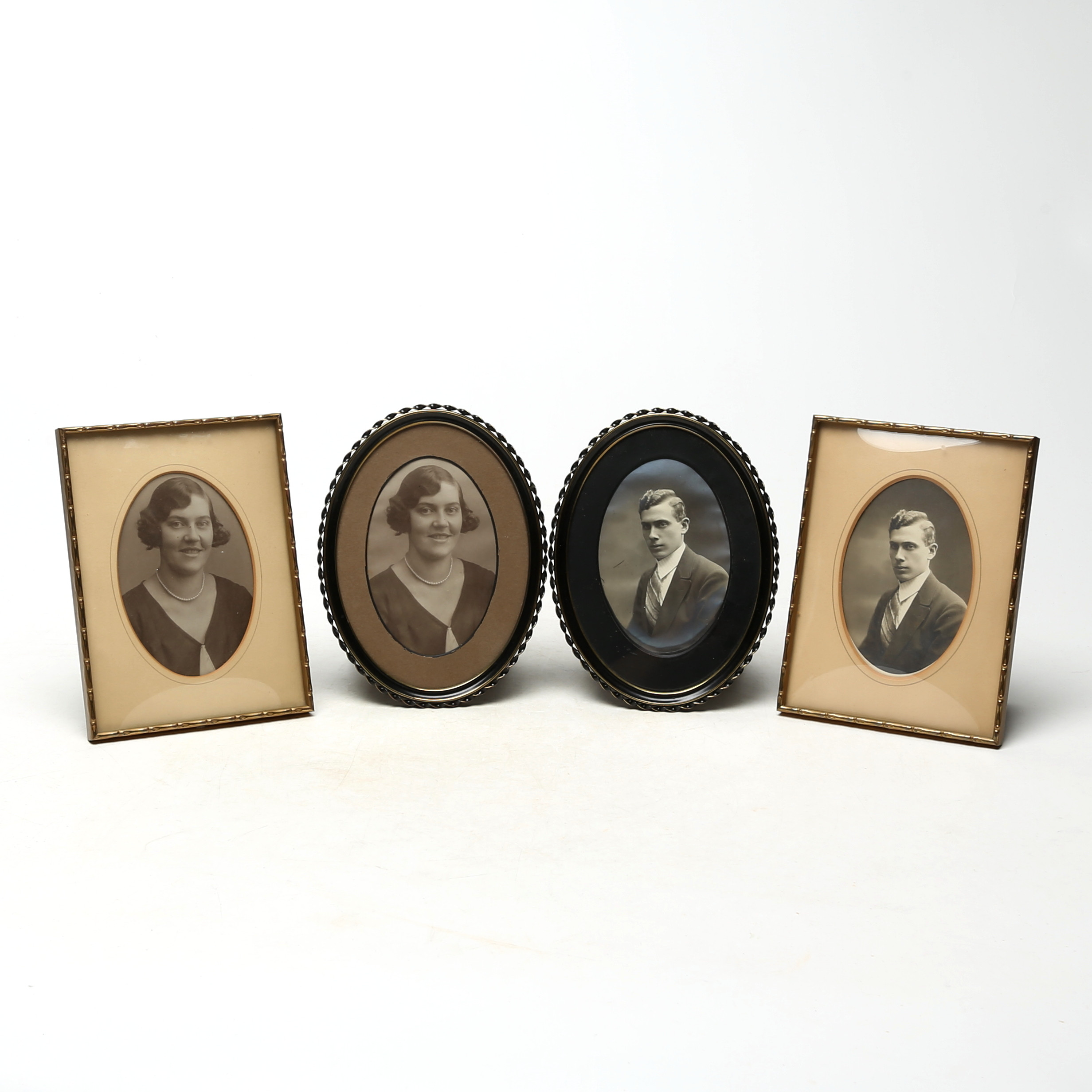 RAMAR, 4 st, metall/glas, delvis med välvt glas.