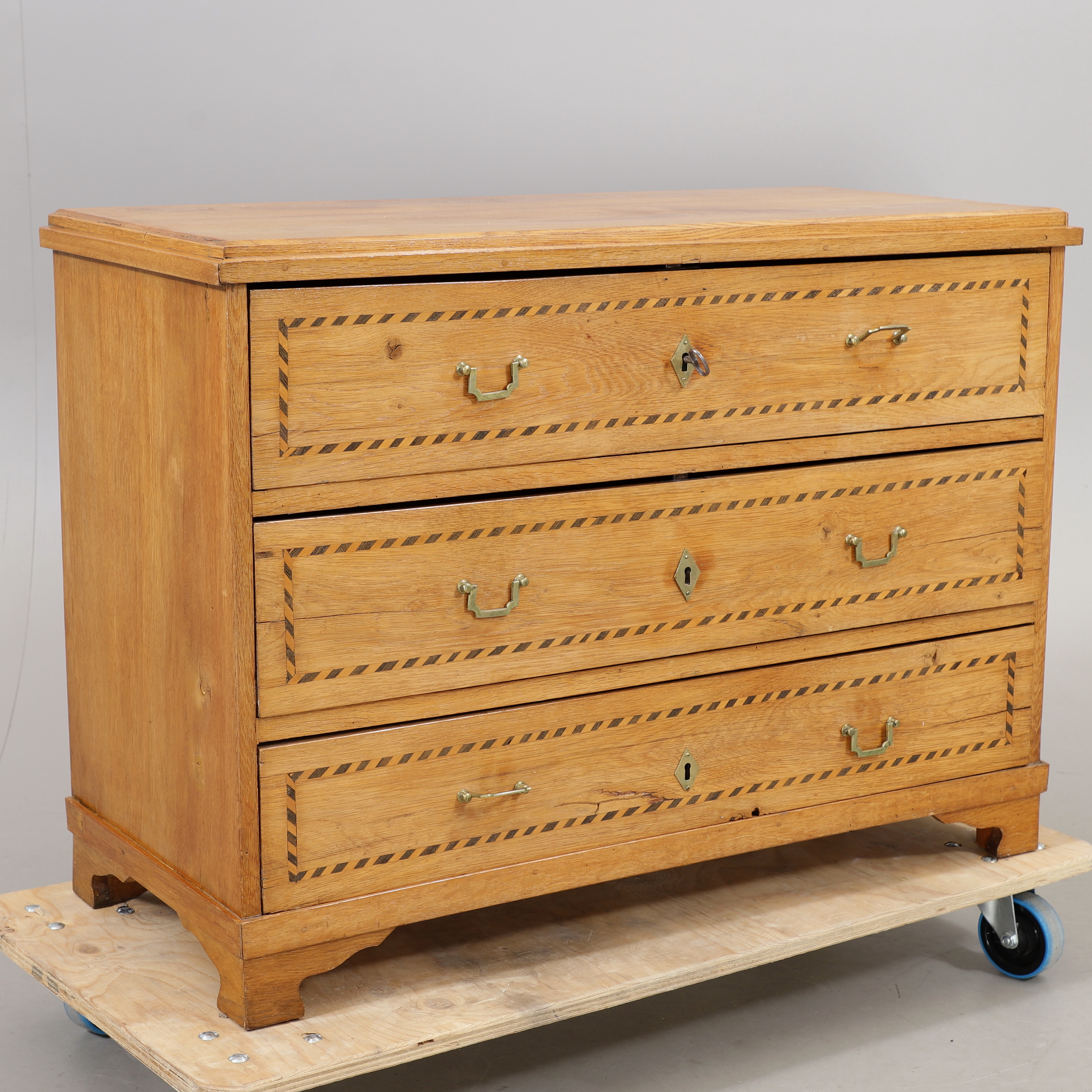 BYRÅ med intarsia, ek, 1800-tal.