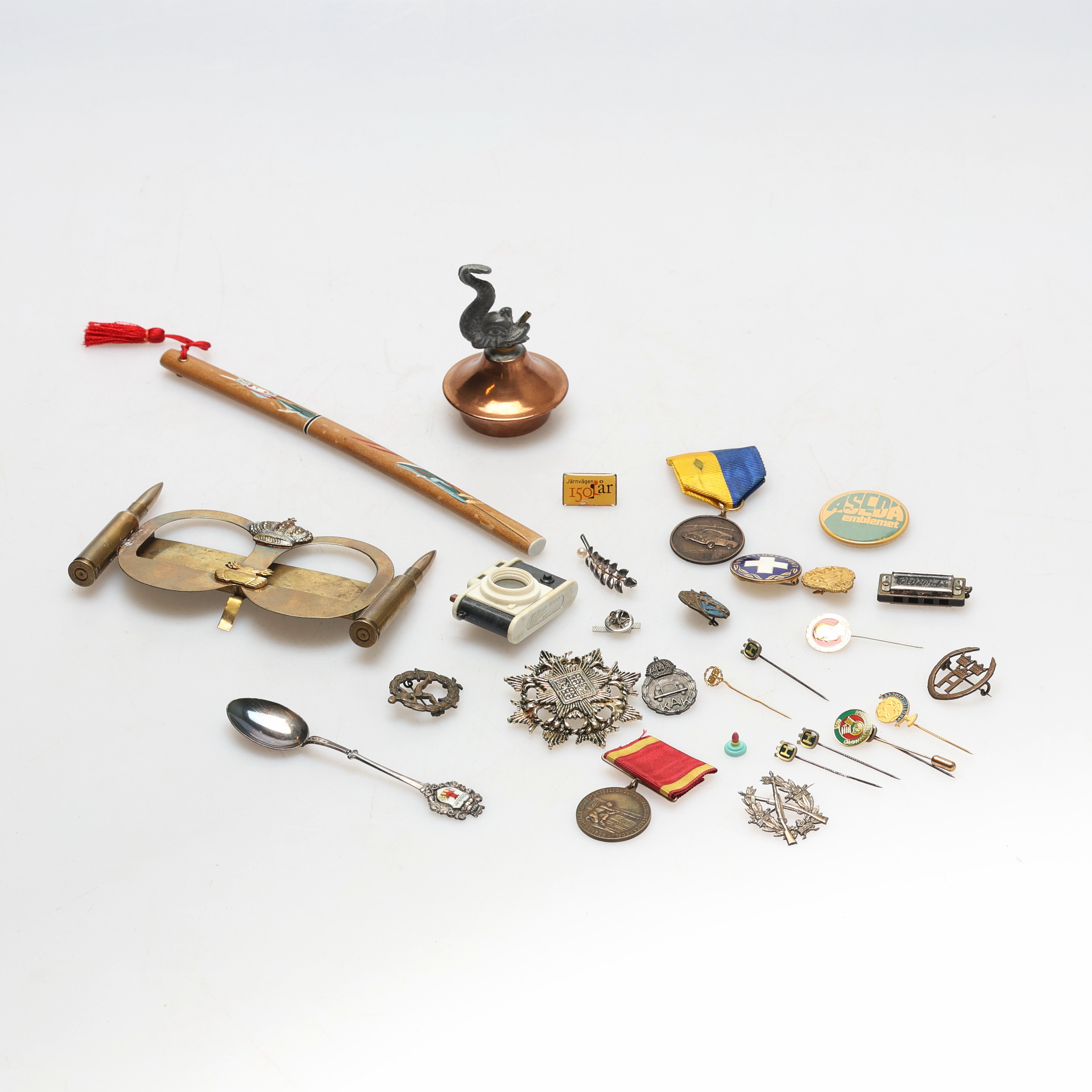 PINS / NÅLMÄRKEN, FOTORAM, OLJEKANNA mm. Ett parti. Omkring 1900-talets mitt, och framåt.