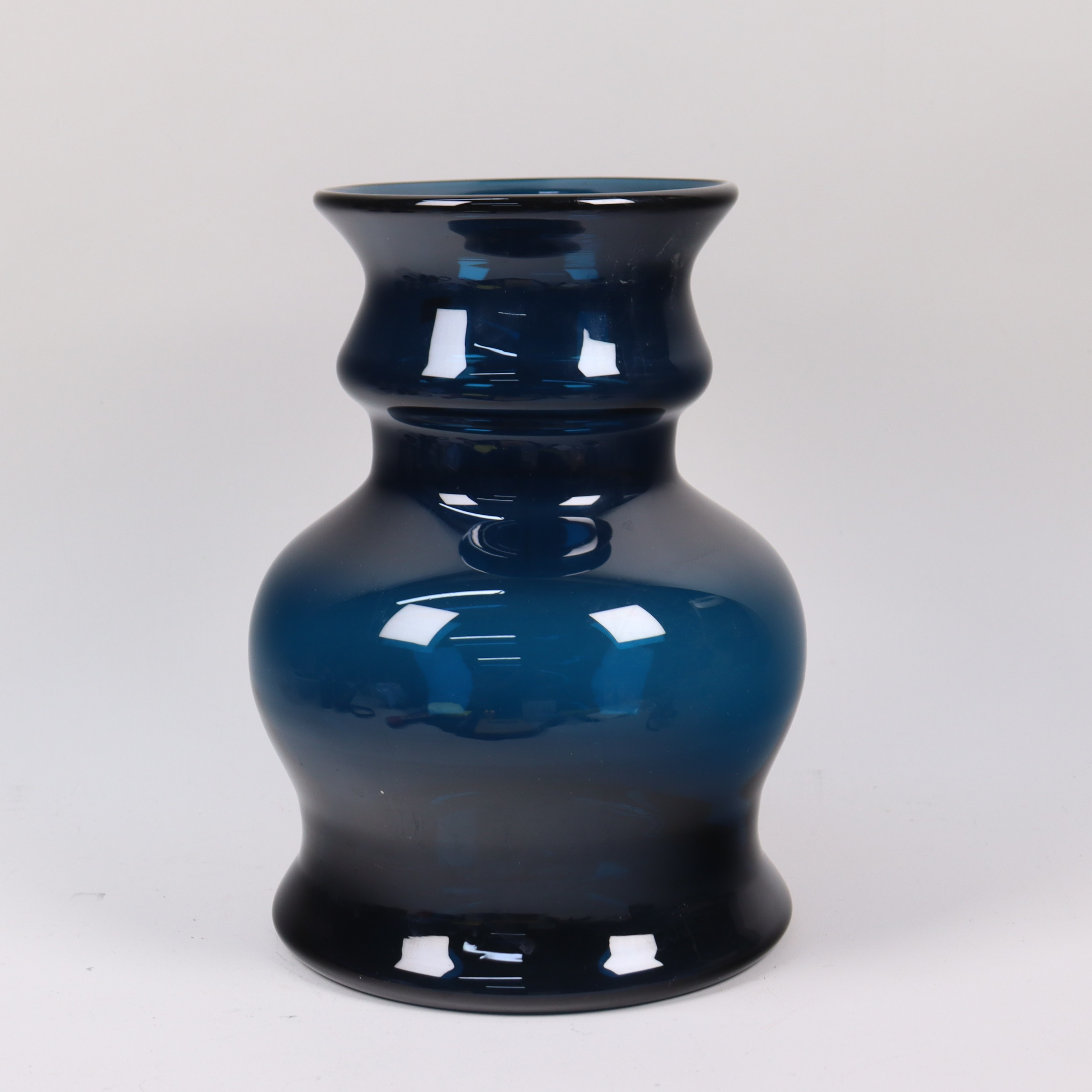 BERTIL VALLIEN. Boda-Åfors, "Blå Setien", stor vas i blått glas.