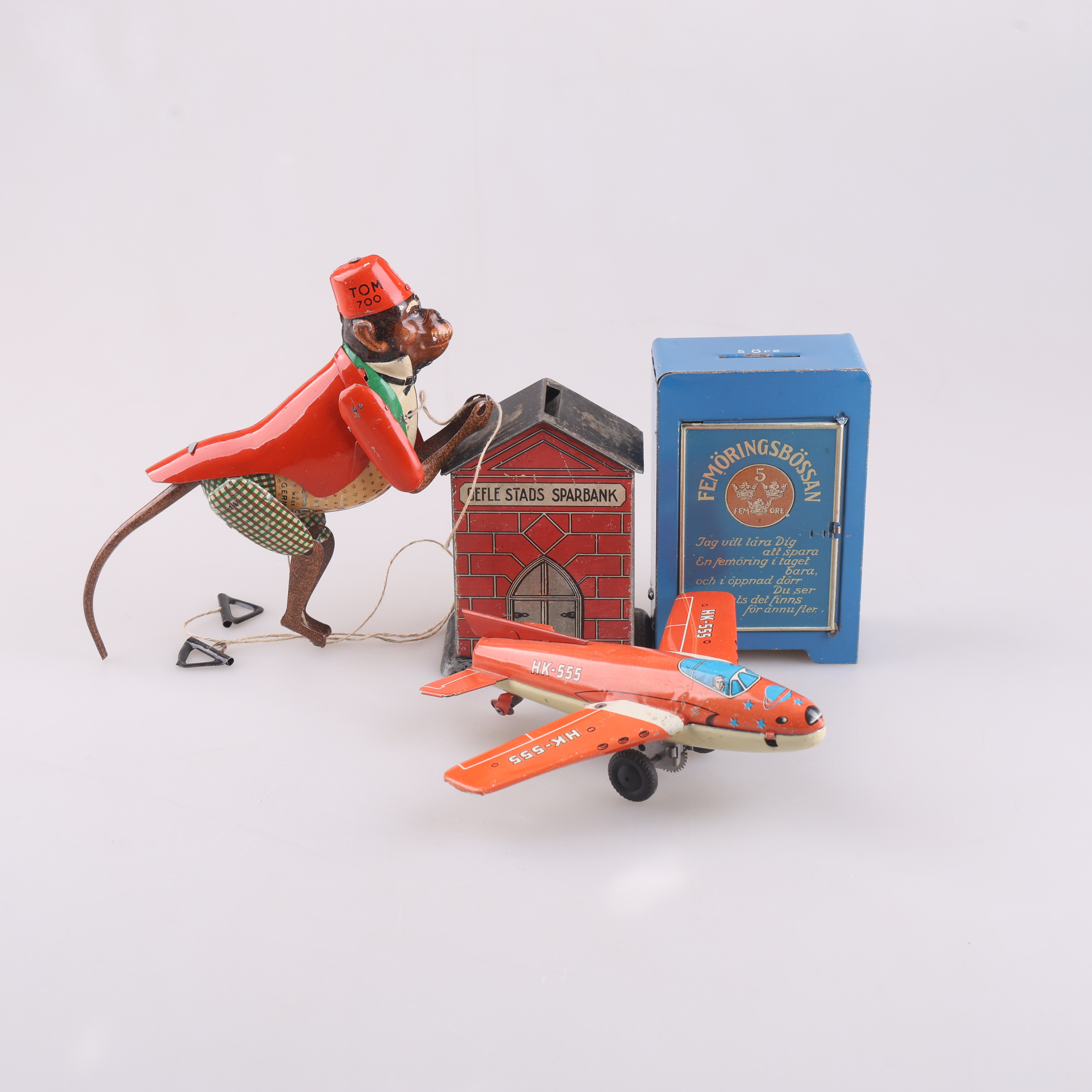 LEKSAKER samt sparbössor, 4 delar, litograferad plåt, 1900-tal.