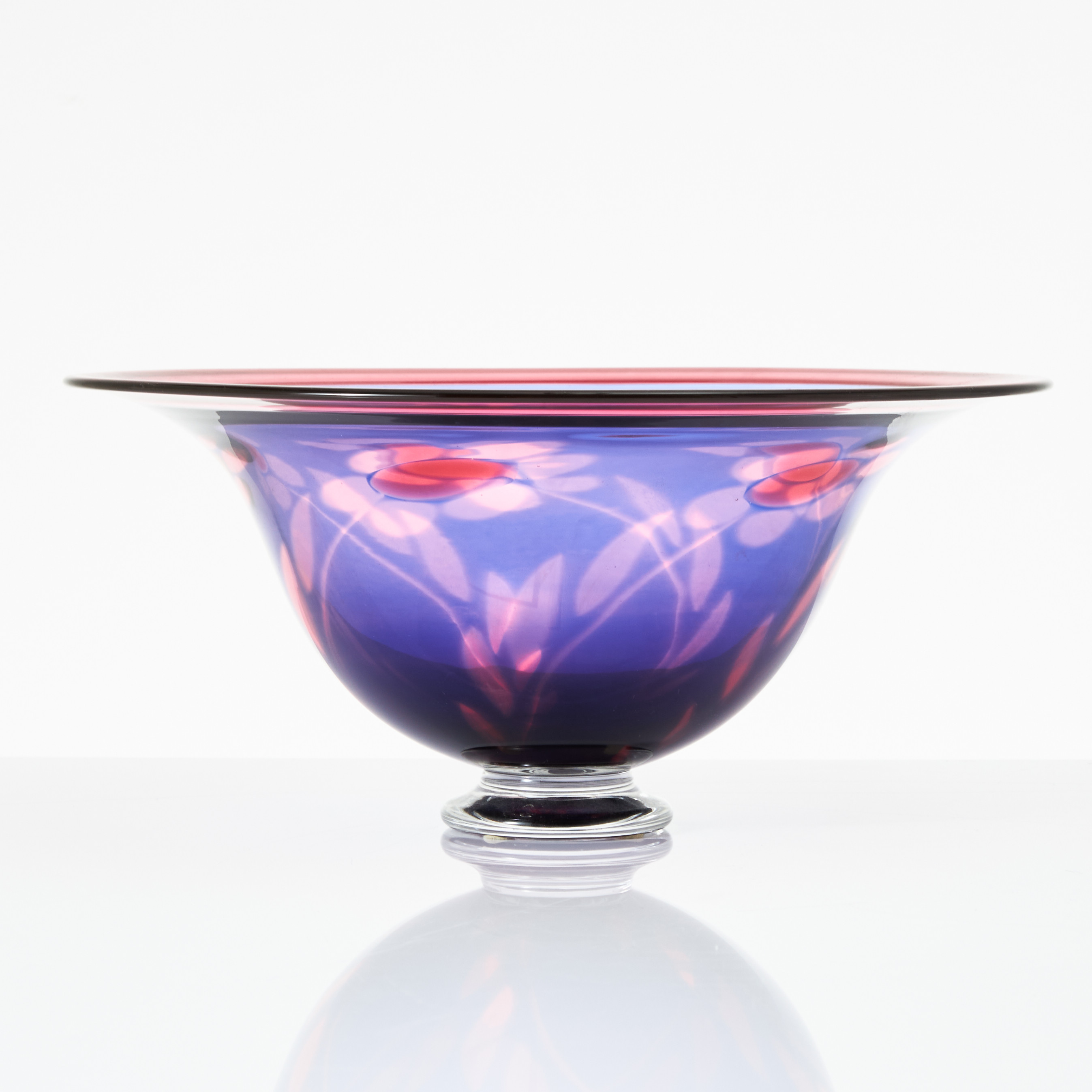 WILKE ADOLFSSON. Skål på fot, glas, signerad och daterad 05.