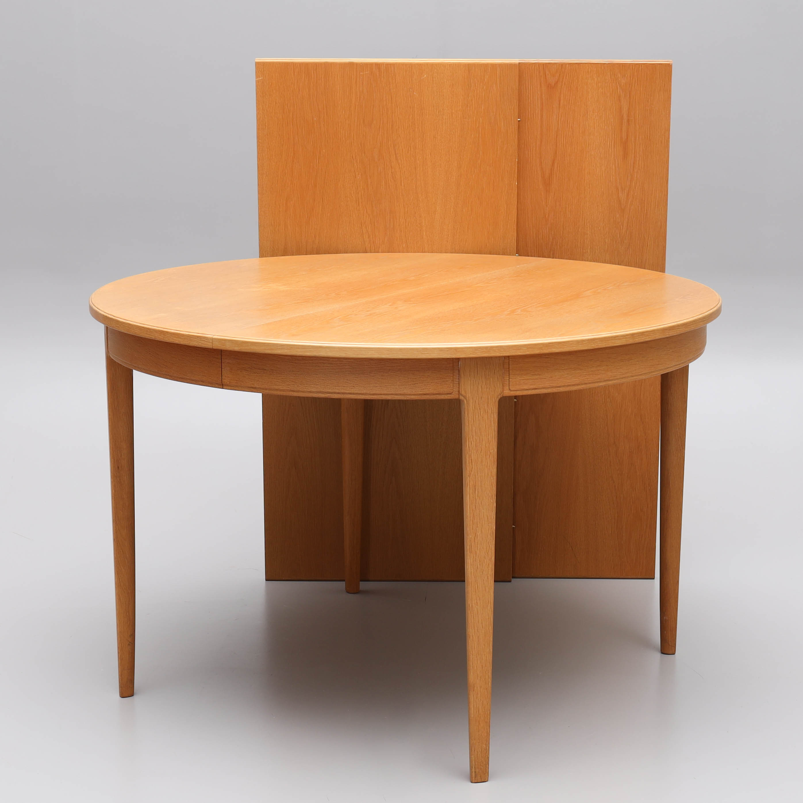 CARL MALMSTEN. Matbord, 3 delar, ek/ekfanér, "Herrgården", Bodafors.