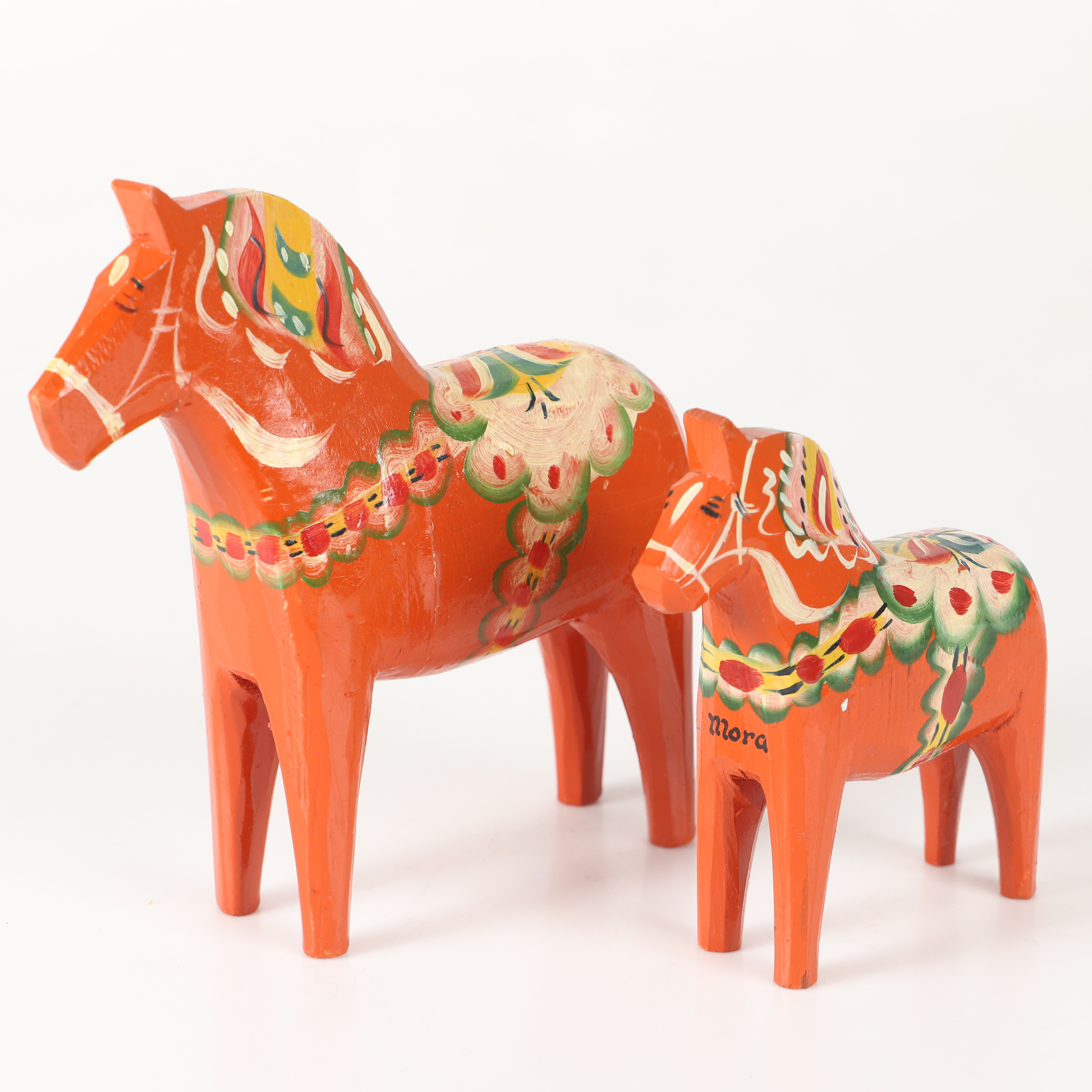 DALA-HÄSTAR, 2 stycken, bl. a. med autograf Mora-Nisse, målat trä, Dalarna, 1900-tal.