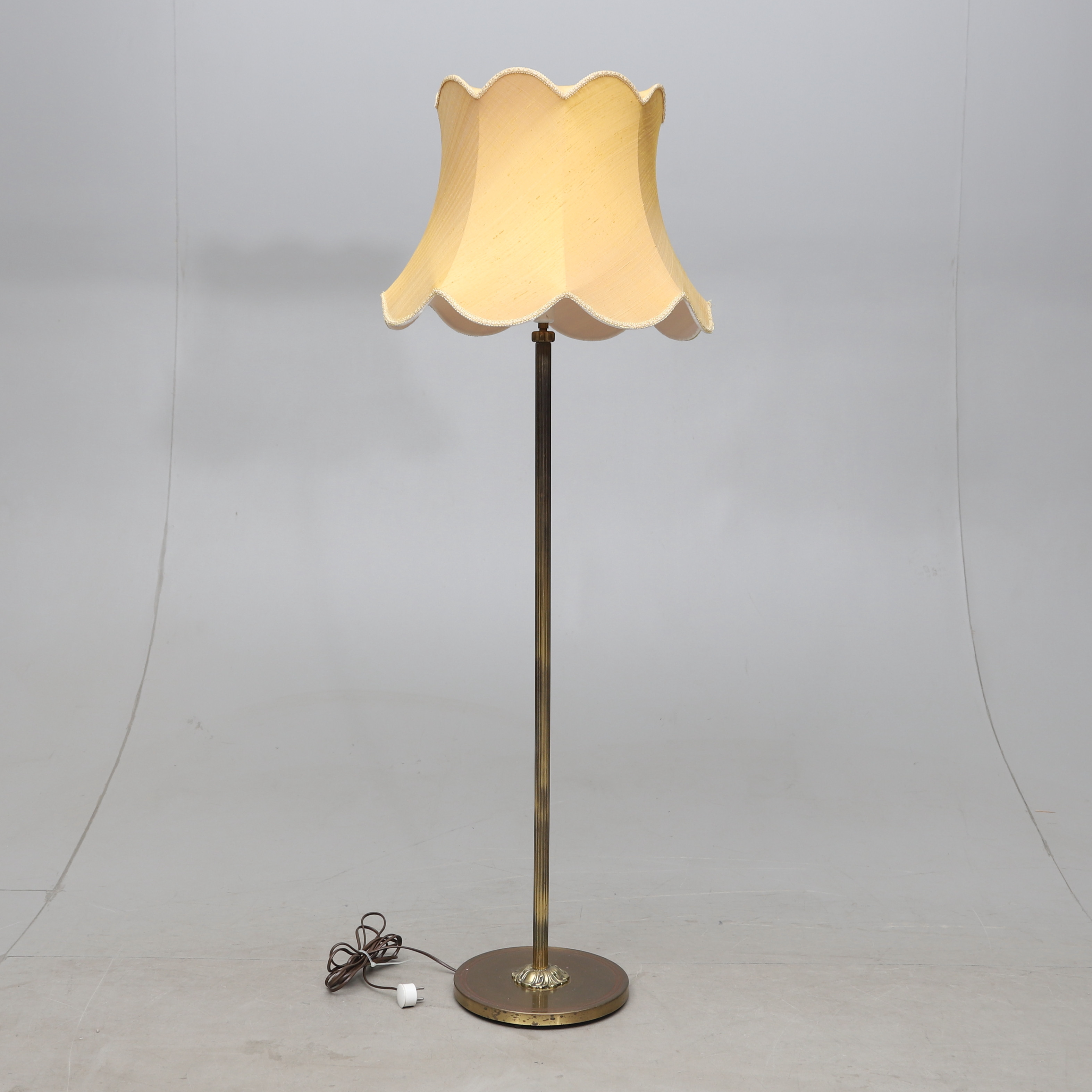 GOLVLAMPA, mässing, omkring 1900-talets mitt.