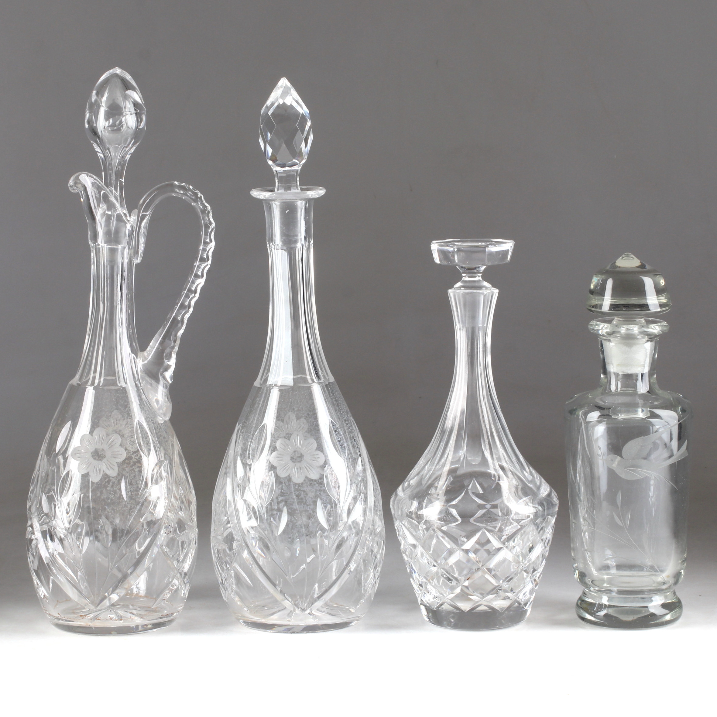 KARAFFER, 4 st, glas, bl.a. "Karolina", Gunnar Cyren, Orrefors. 1900-tal.