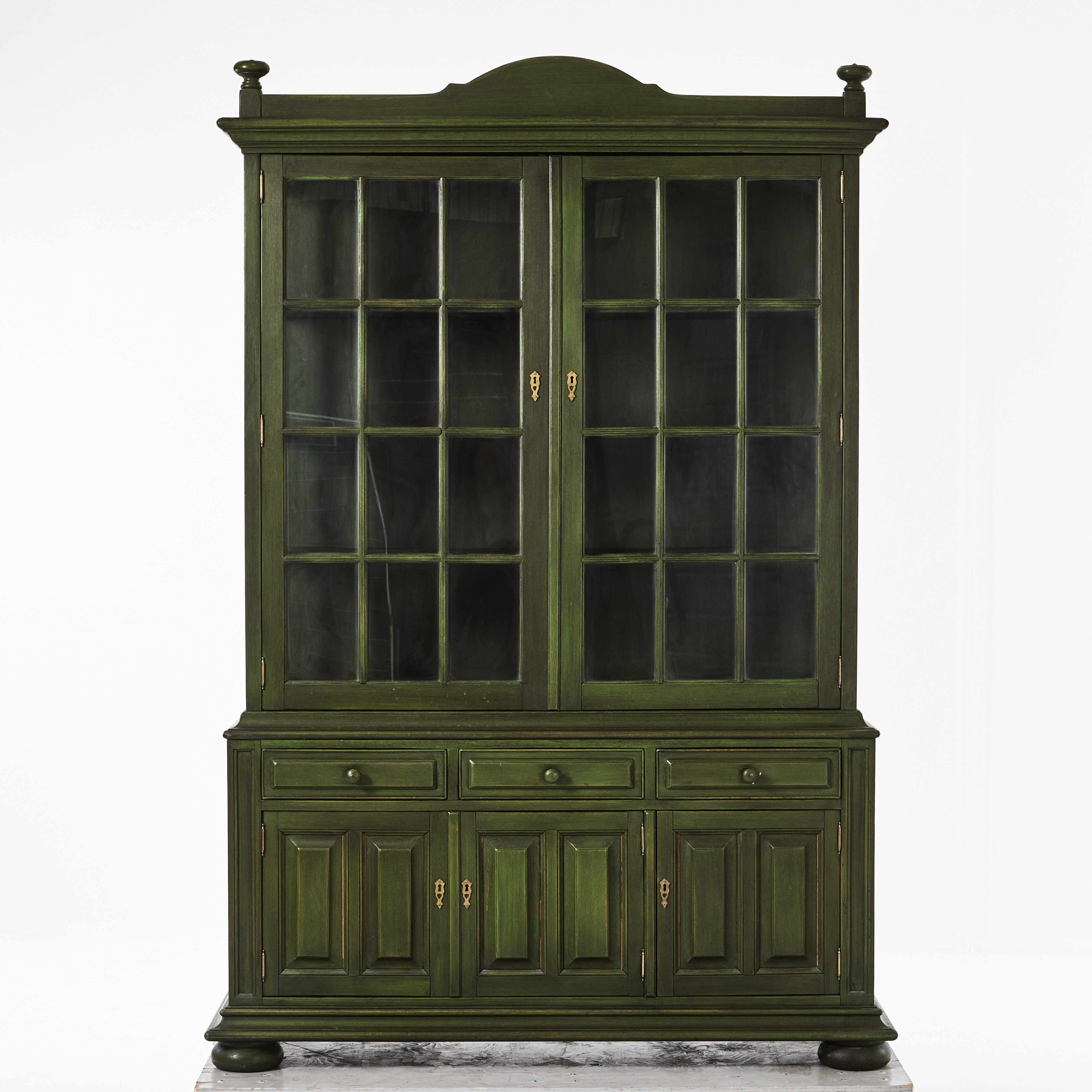 SKÅP, med vitrinöverdel, 2 dlr, 1900-talets andra hälft, grönmålat, beslag i mässing.
