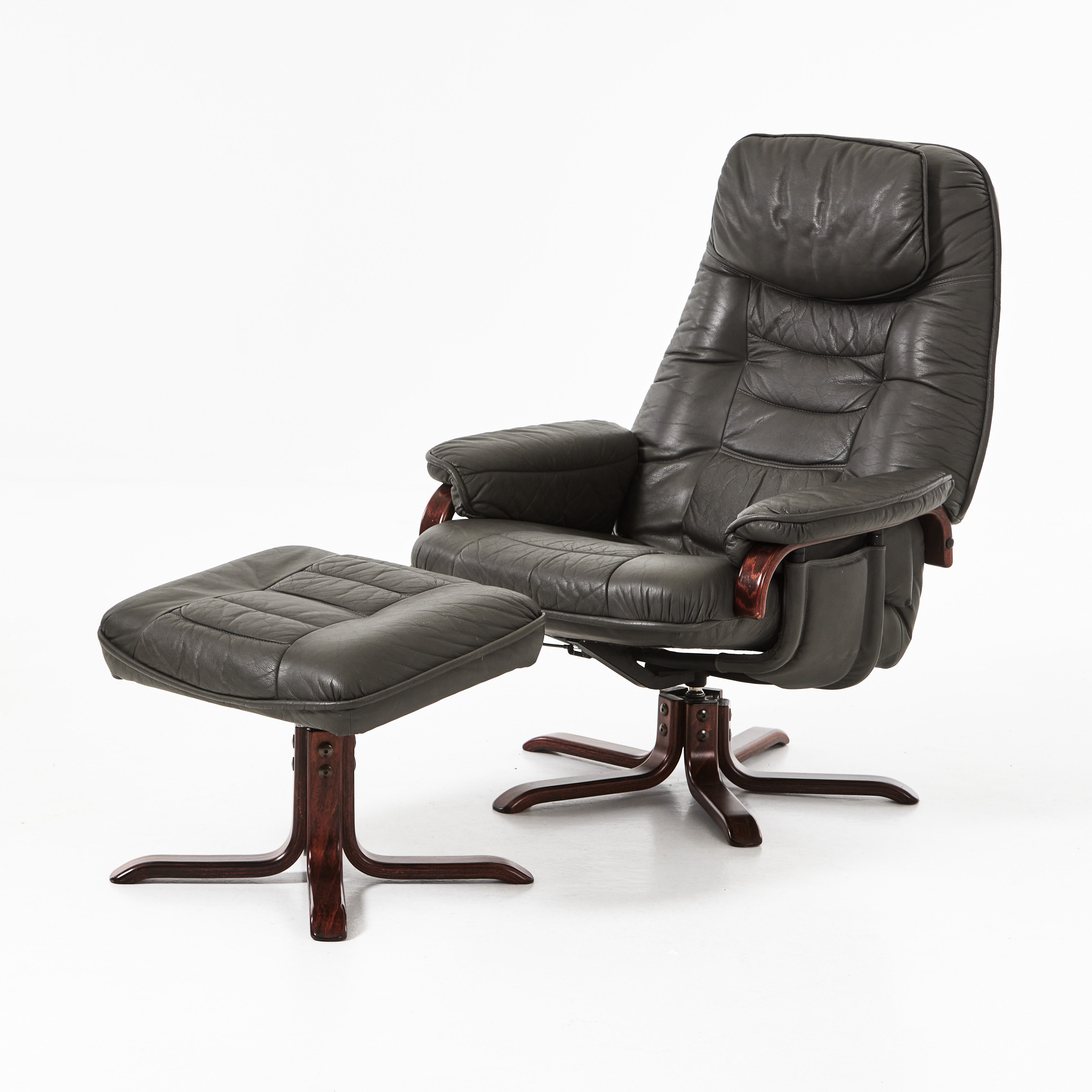 EKORNES, "Stressless", fåtölj med fotpall, 2000-tal, stomme i laserat böjträ, grå läderklädsel.