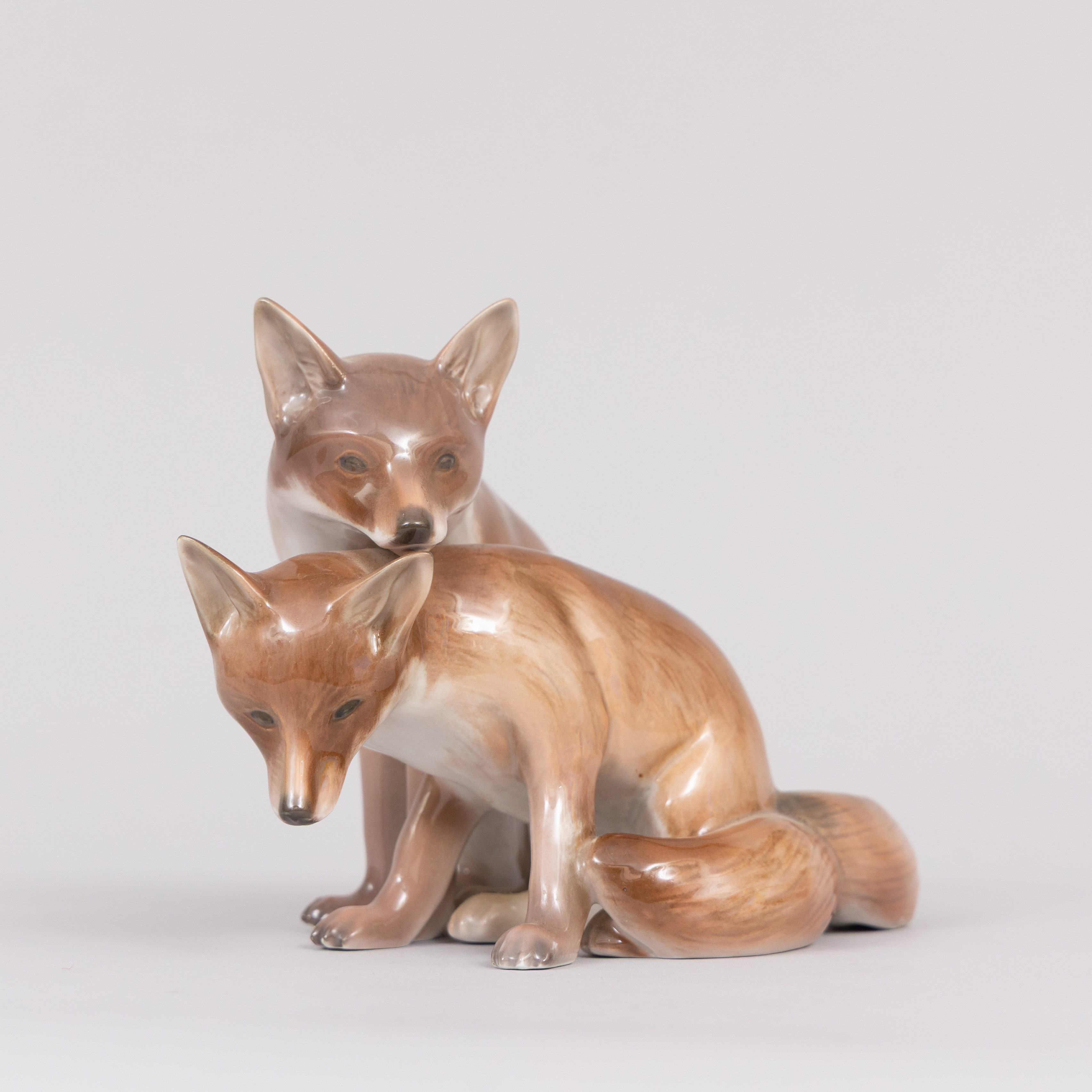 WALDEMAR LINDSTRÖM. Rävar, porslin, Rörstrand 1900-talets första hälft.