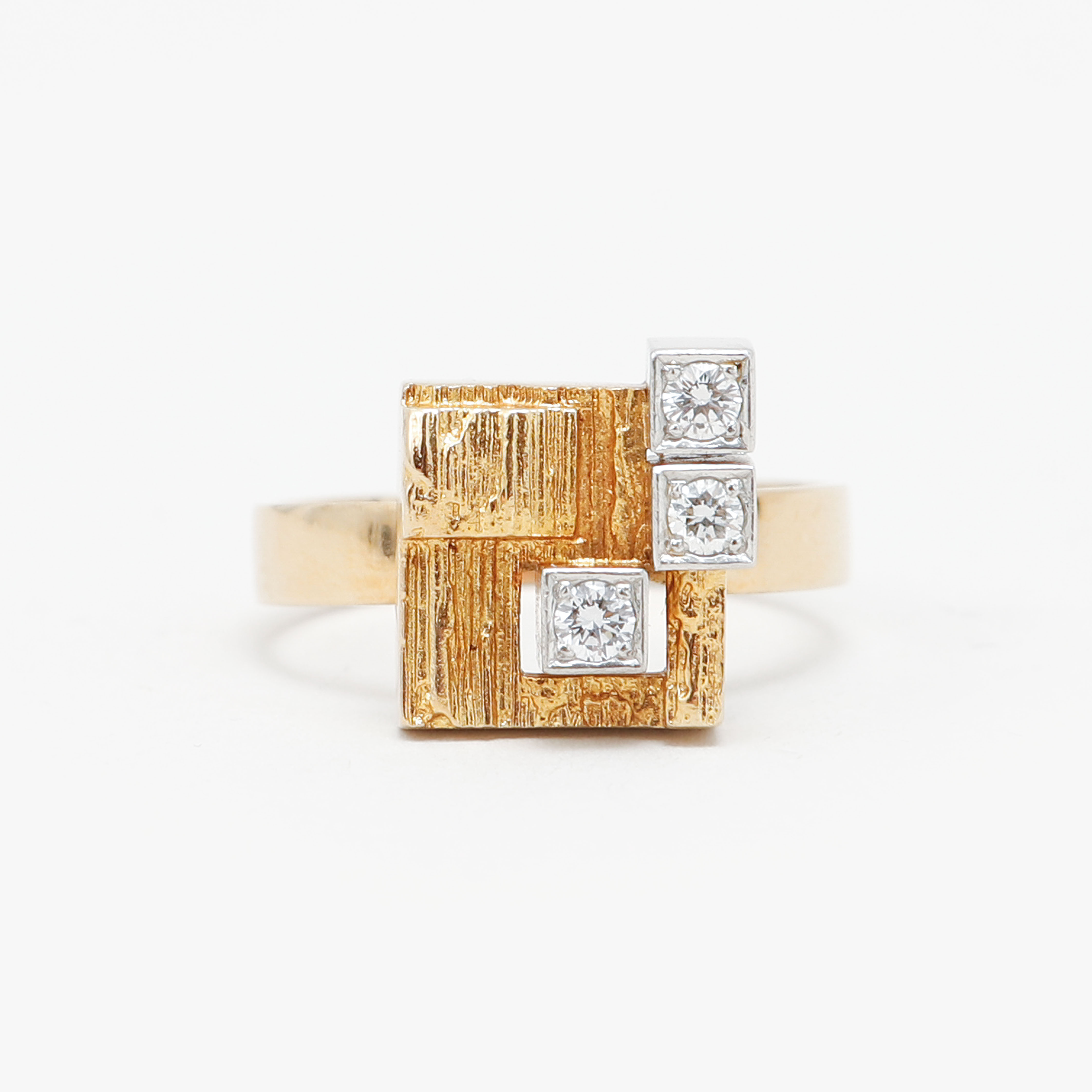 BJÖRN WECKSTRÖM. Ring "Diamond city", 18k tvåfärgat guld med 3 diamanter totalt ca 0,15 ct, Lapponia 1988. Vikt ca 5,9 g.