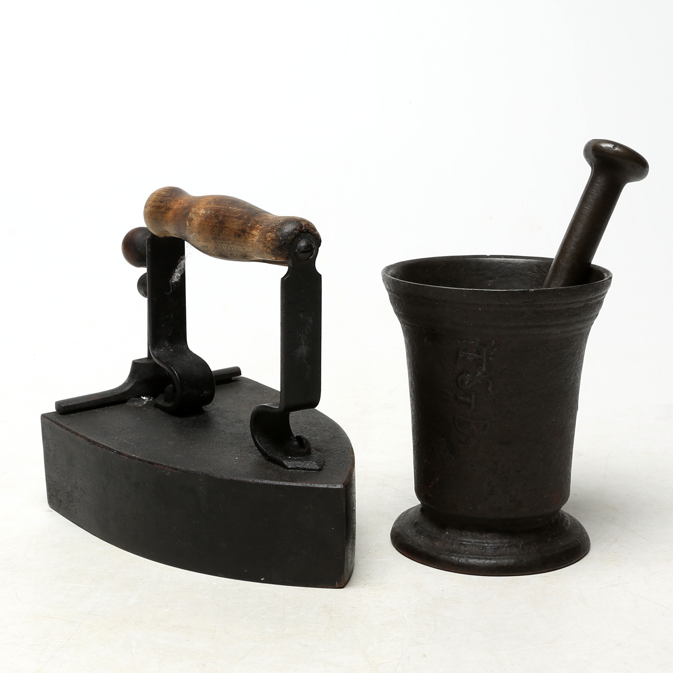 STRYKJÄRN och MORTEL, järn, bland annat Rosenfors, allmoge, 1800-tal.