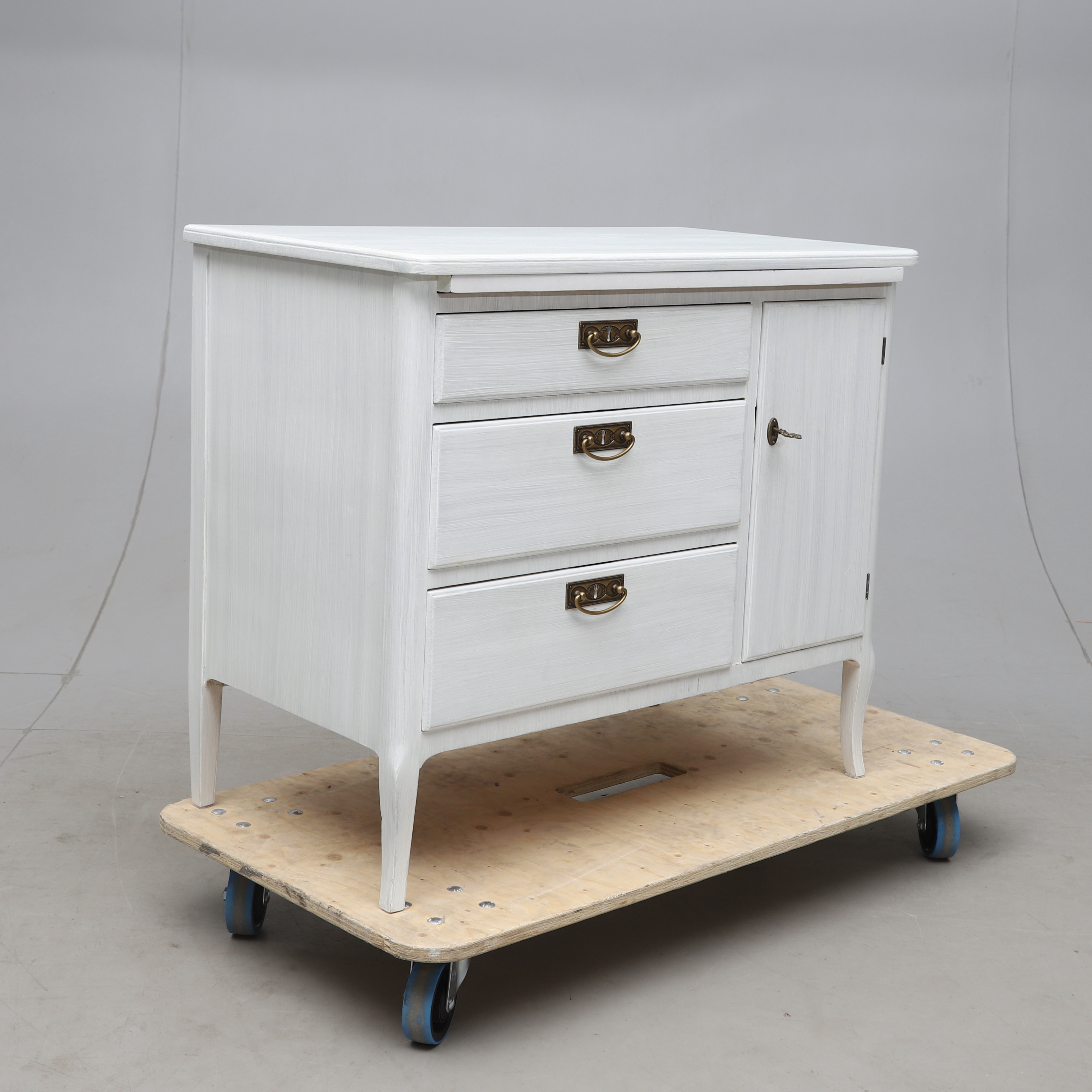 BYRÅ MED SKRIVSKIVA, bemålat trä, 1900-tal.