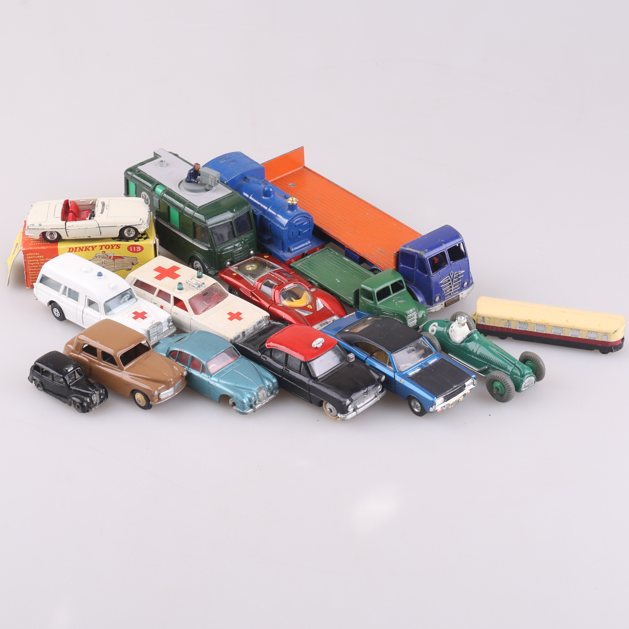 PARTI LEKSAKSBILAR, 15 delar, Dinky Toys, Matchbox, England.