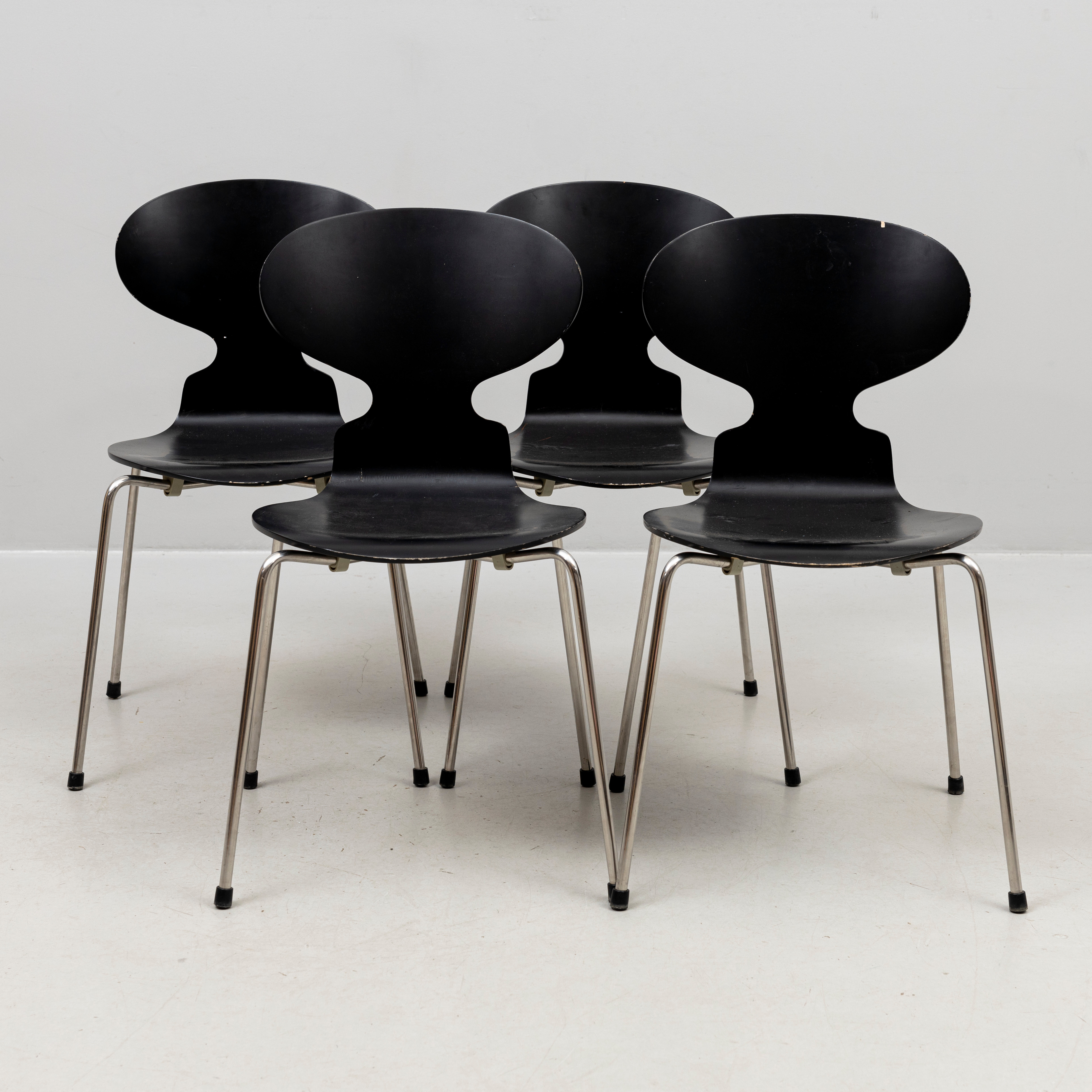 ARNE JACOBSEN. Stolar, 4 st, "Myran", Fritz Hansen, svartlackerat formpressat trä, ben av kromad metall, 1900-talets andra hälft, omärkta.