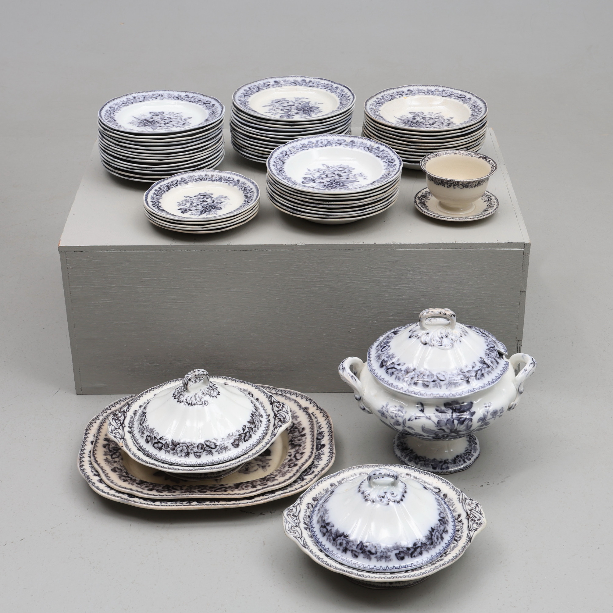 MATSERVISDELAR, 59 delar, "Florilla", Gustafsberg, 1860-1888, enligt säljares uppgift proveniens Ivar Kreuger (1880–1932).