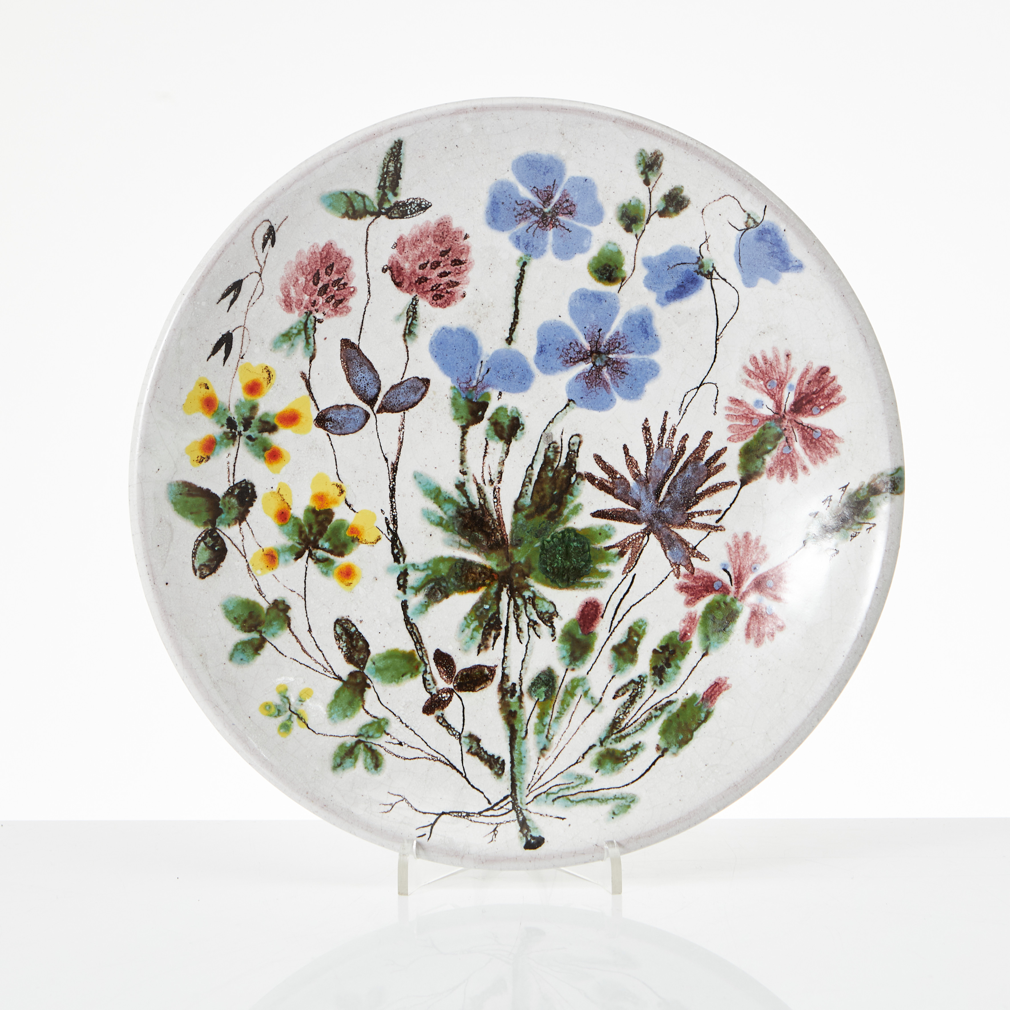 LISBET JOBS. (Sverige, 1909-1961). Fat, fajans, målad polykrom blomsterdekor, signerad jobs, daterad 1939.