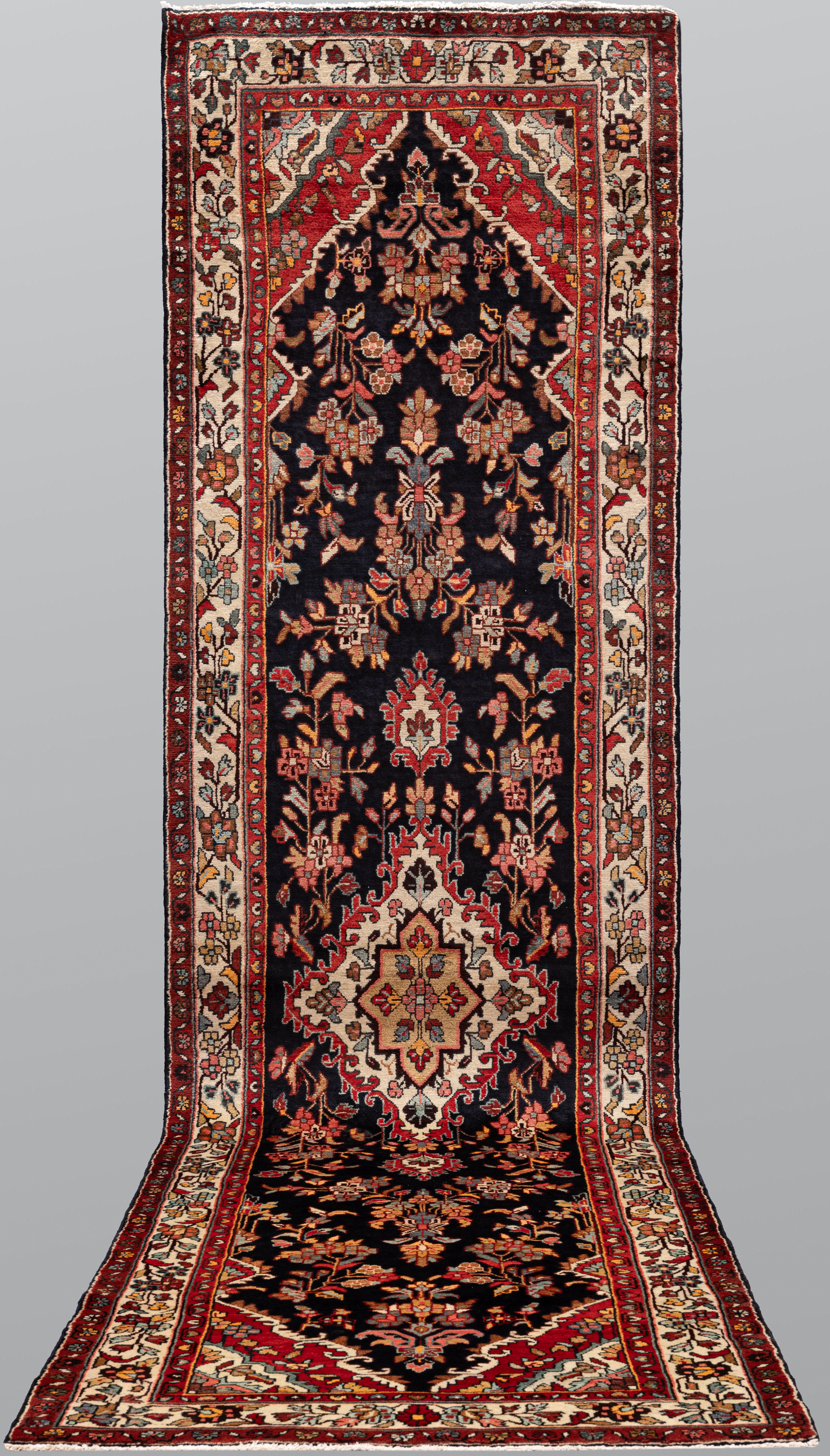 MATTA. Hamadan gallerimodell, 430 x 110 cm.