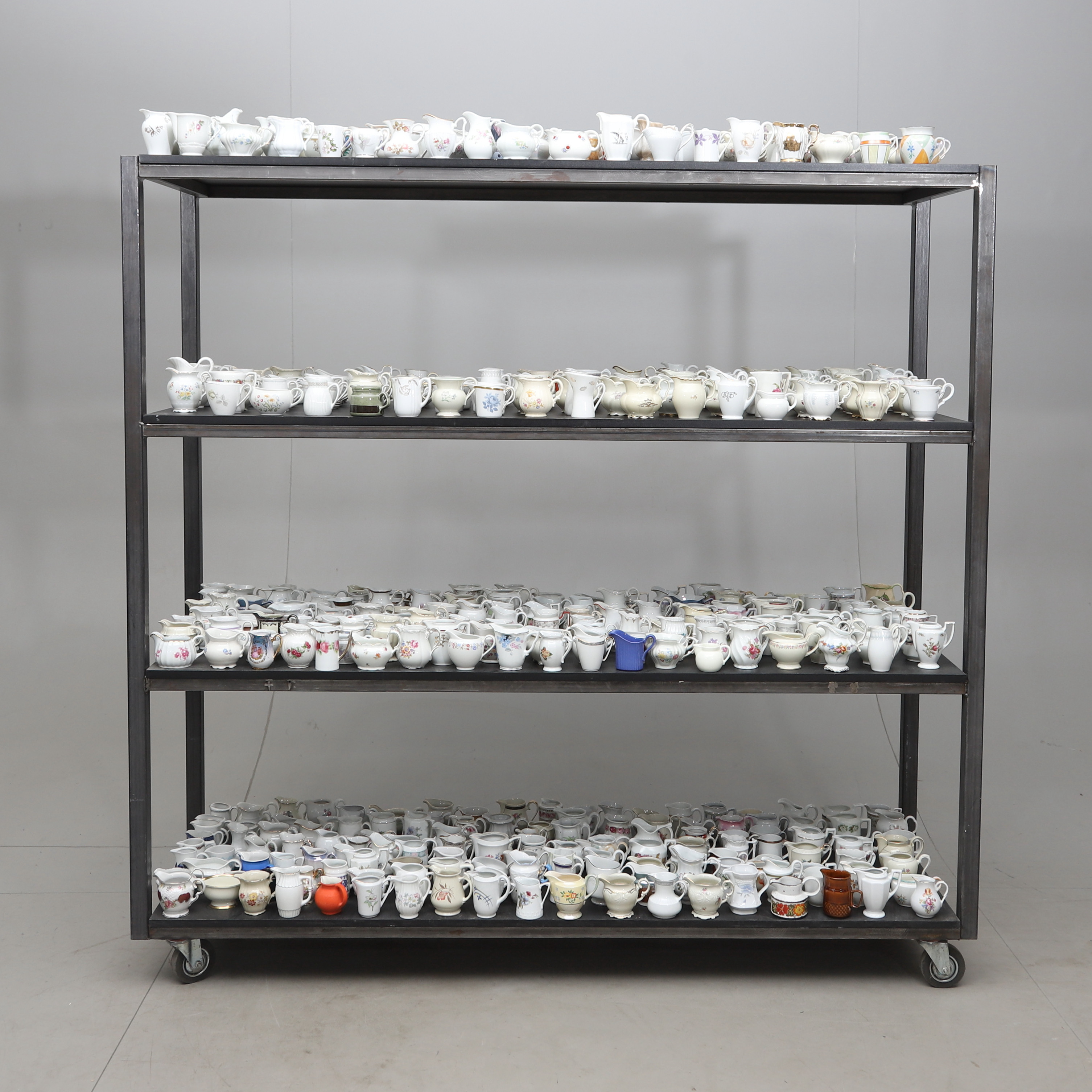 STÖRRE PARTI-/SAMLING GRÄDDKANNOR, porslin/flintgods, 18-/1900-tal.