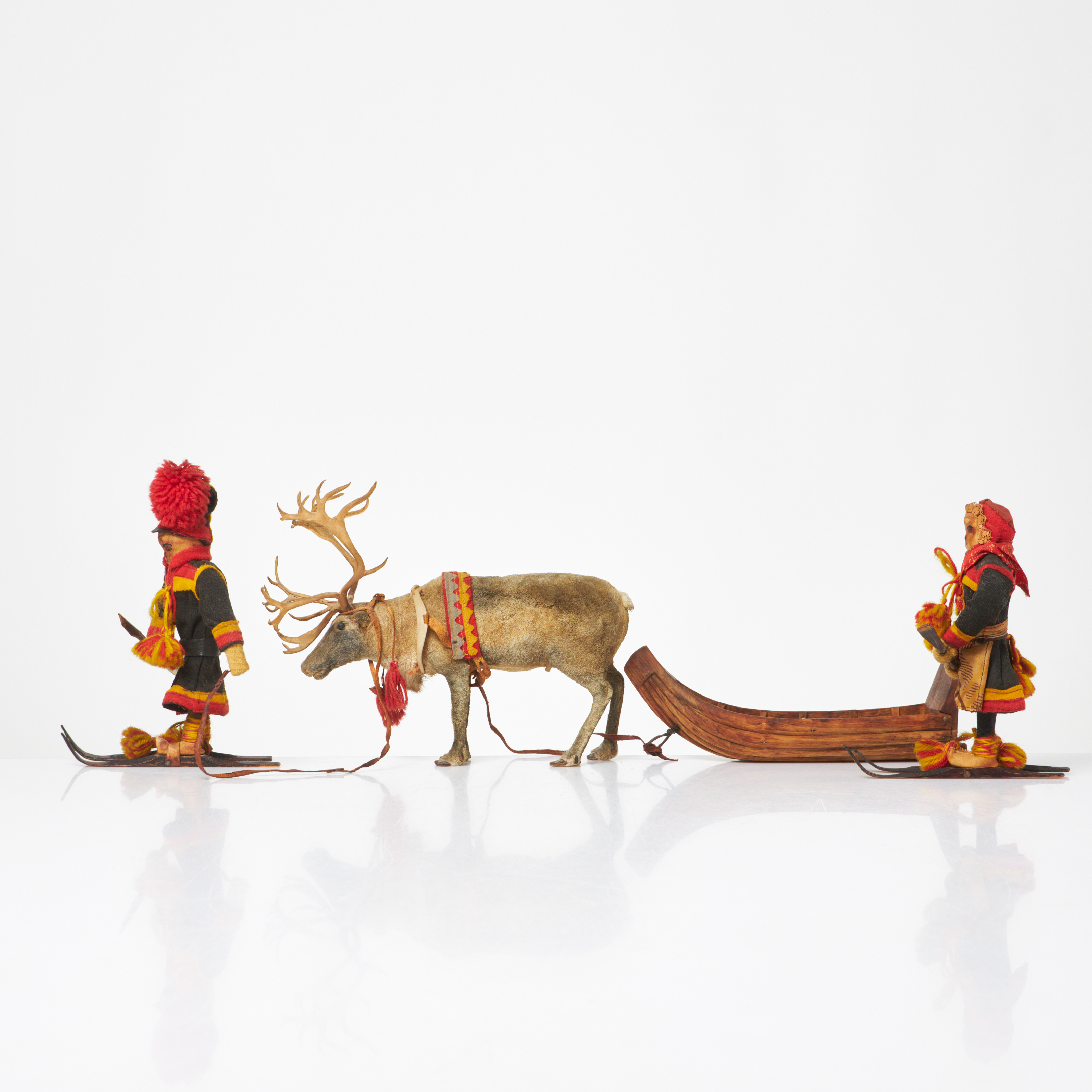 JÖNS PAULUS MICKELSSON HATTA. skulpturgrupp, ren med ackja samt två figurer.