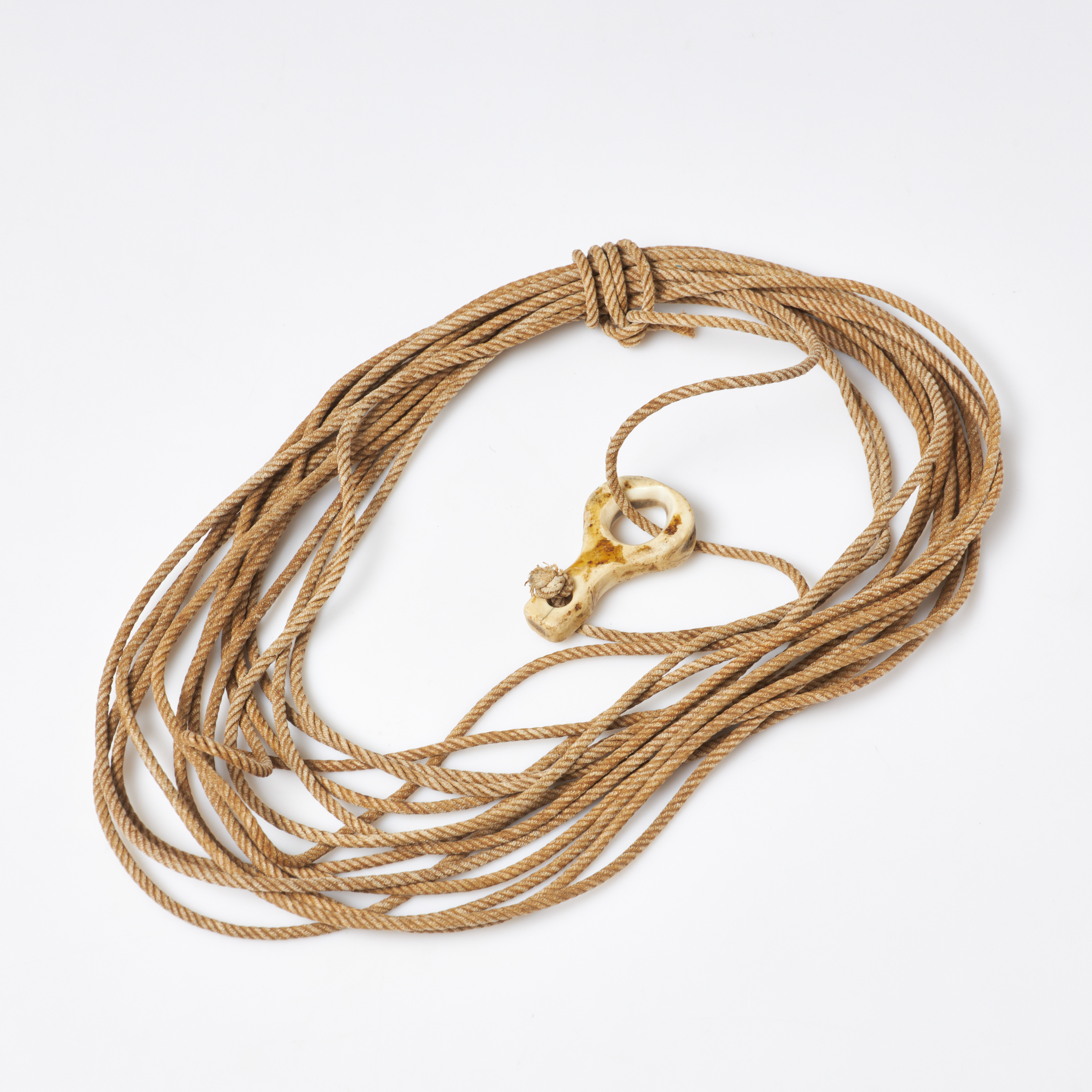 SAMISKT LASSO / KASTTÖM, hampa samt glidöggla i renhorn.