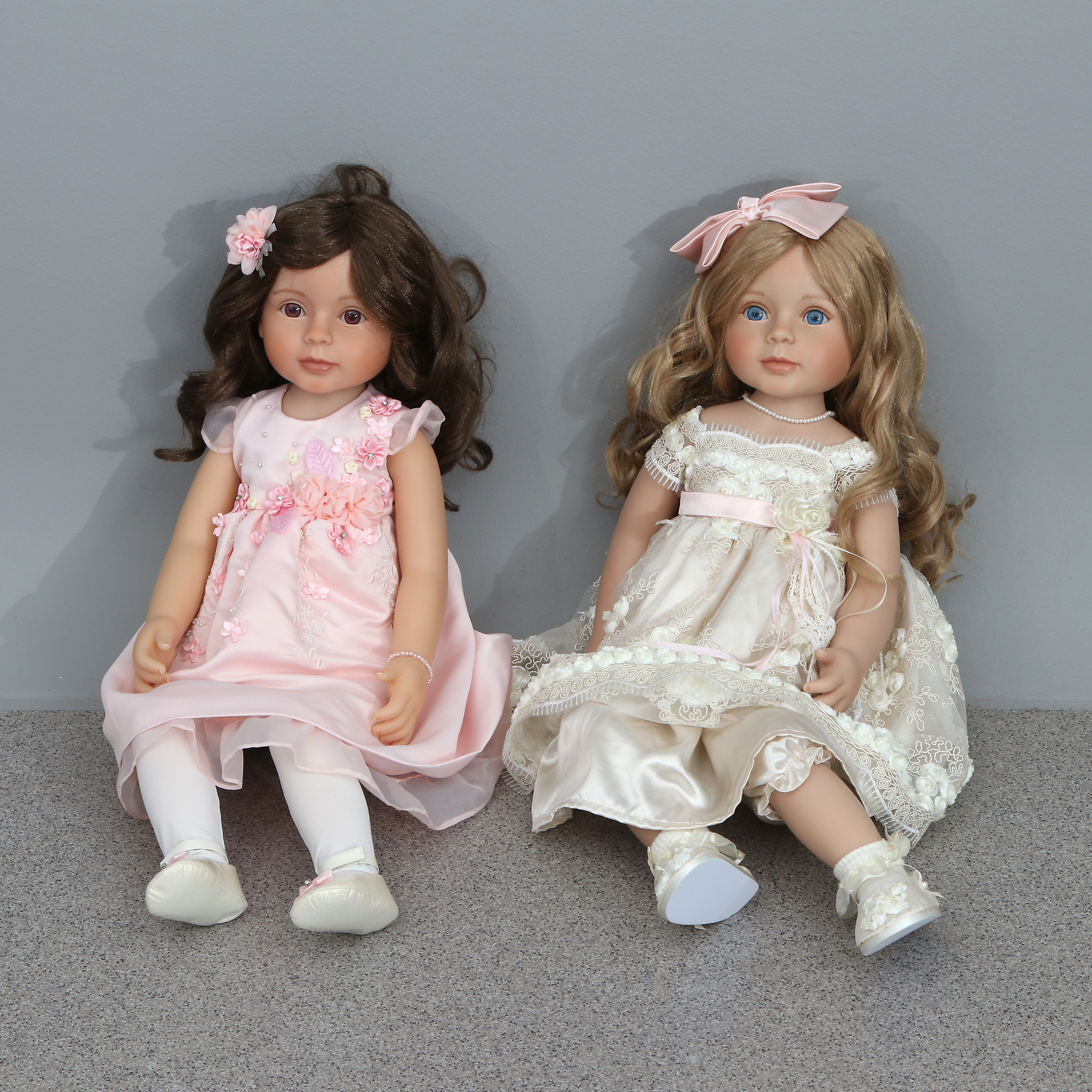 ASHTON DRAKE GALERIES, DOCKOR, TVÅ ST. Vinyl med ledade och textila kroppar.