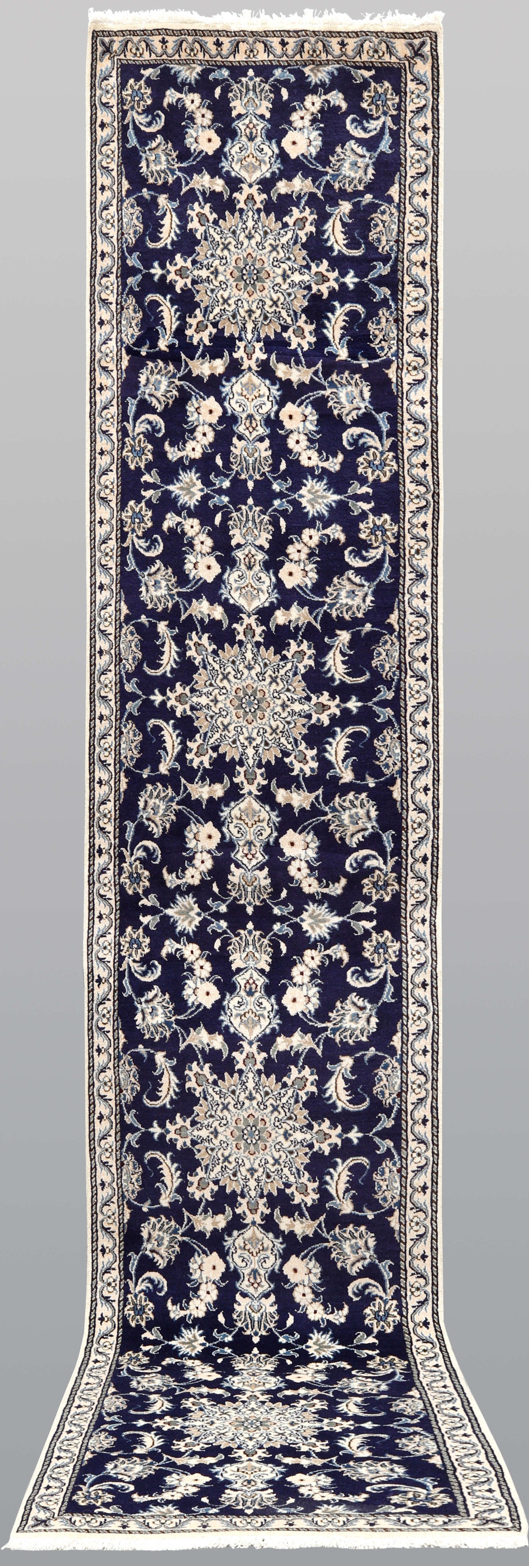 MATTA. Nain gallerimodell, 395 x 78 cm.