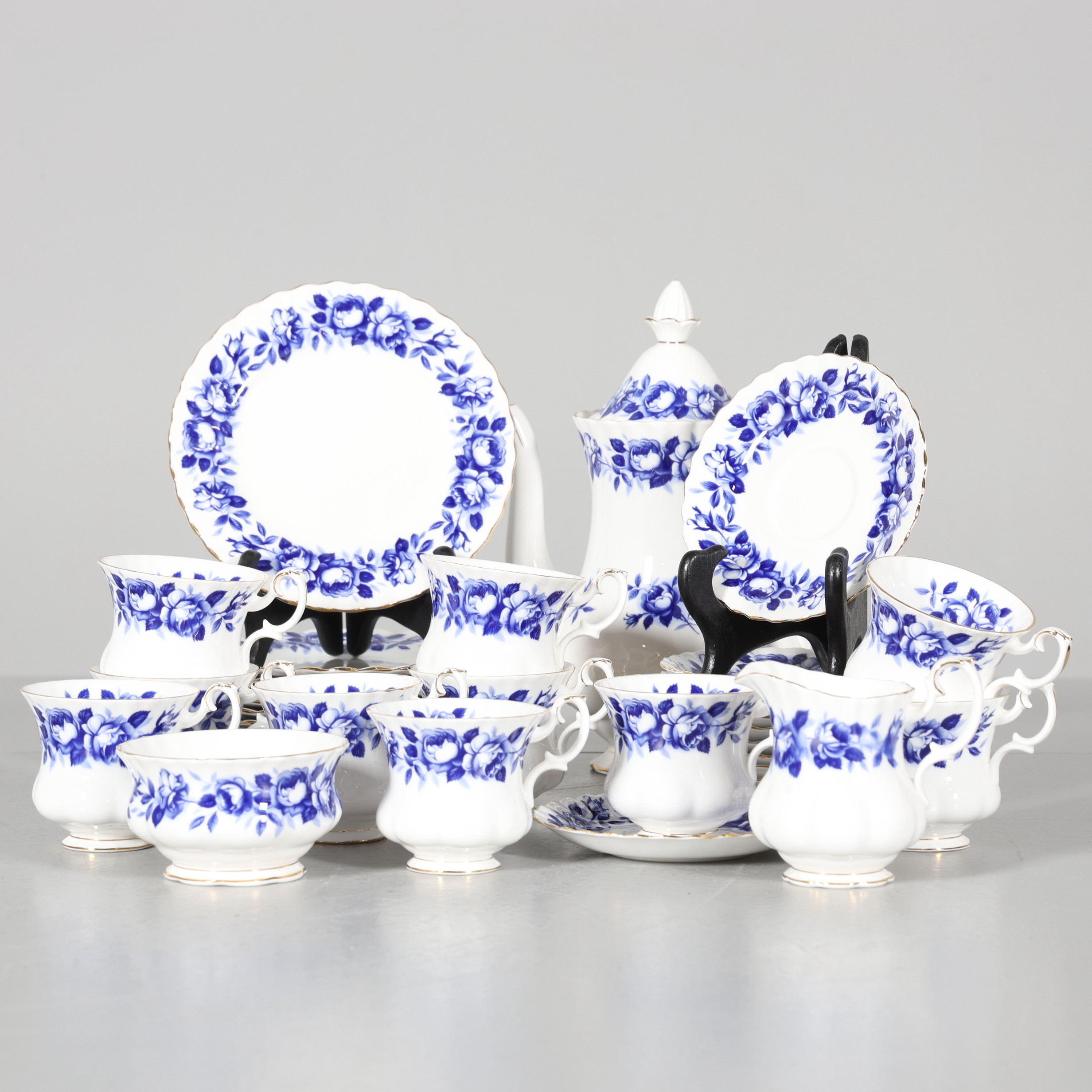 KAFFESERVIS, 37 delar, benporslin, "Aristocrat", Royal Albert, England.